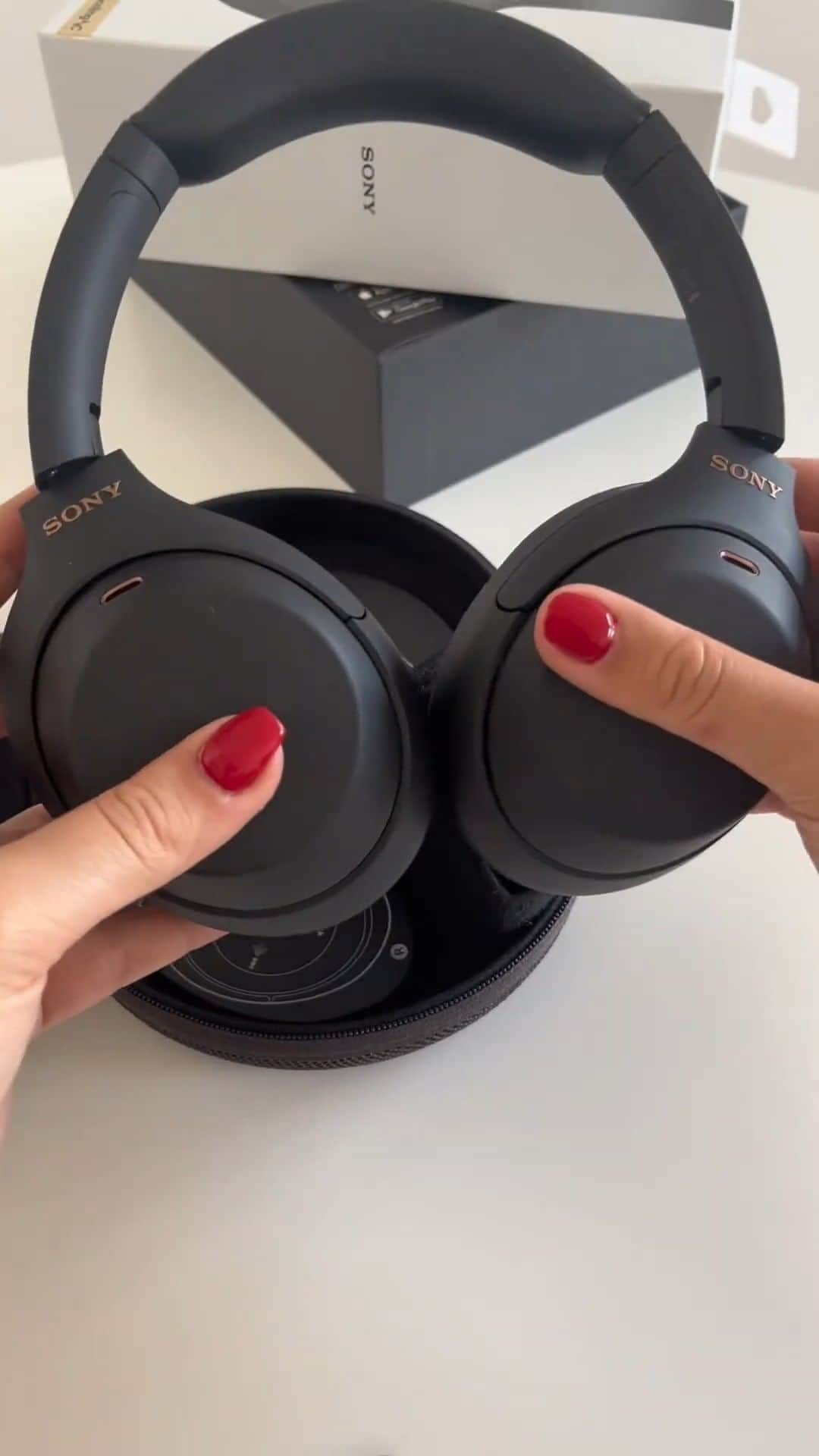 のインスタグラム：「Turning heads has never been easier, ask @ugc.kds with her WH-1000XM4's Noise Canceling Headphones. Want a chance to be featured? Tag us! #SonyCommunity #SonyHeadphones」