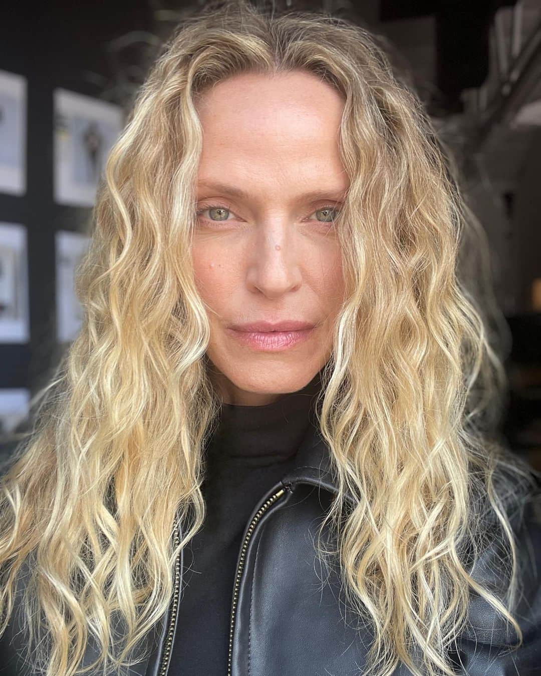 Anna Lylesのインスタグラム：「TEXTURE for the iconic @realrachelroberts 💥 on set for @buckmason FW23 by @tess__sullivan makeup @heatherraebang @brittaney___marie @_kellymccabe_ @hannahowens10 #annalylesgots @buckmasonwomens」