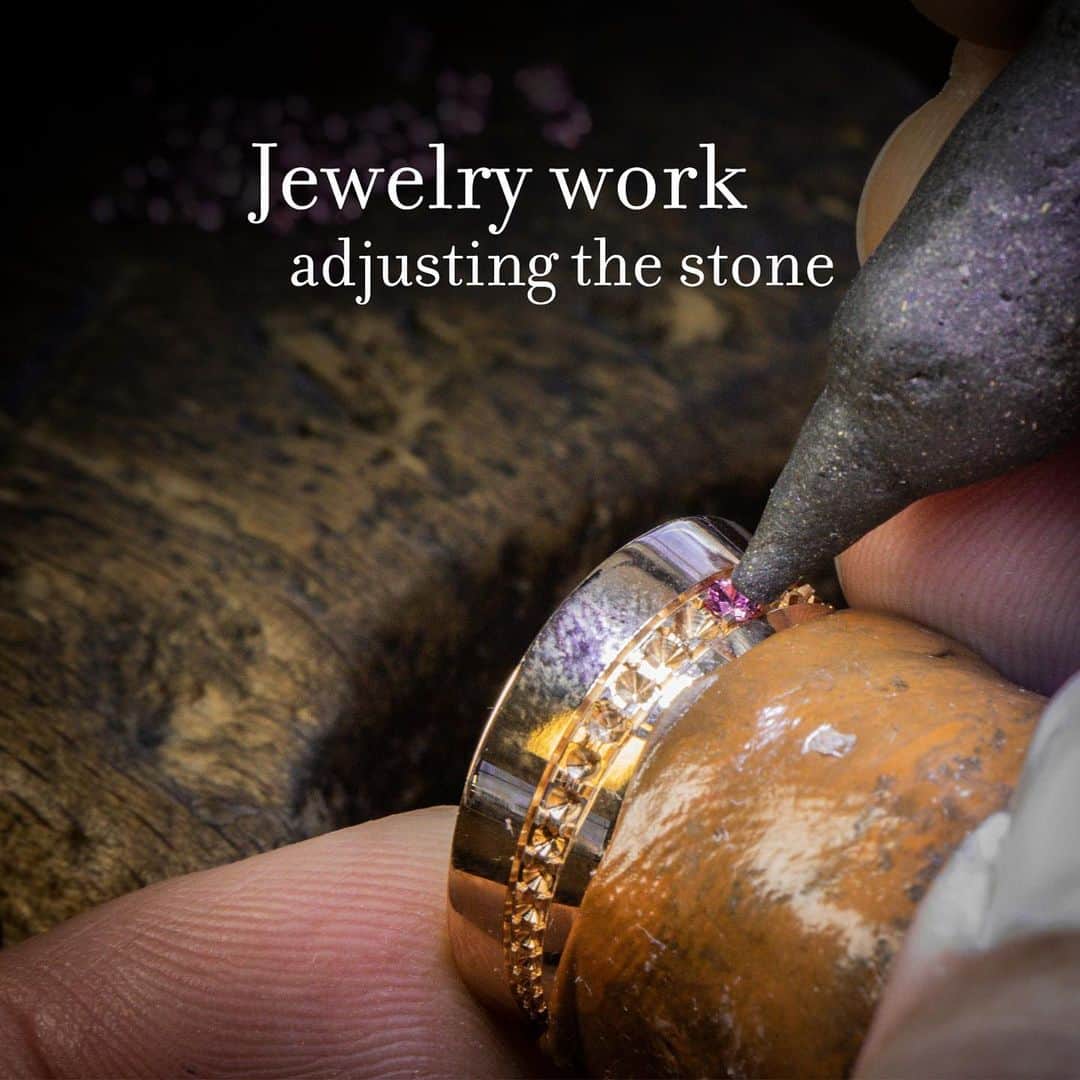 ヴァンクリーフ&アーペルさんのインスタグラム写真 - (ヴァンクリーフ&アーペルInstagram)「Have a glimpse at the savoir-faire behind the Ludo Secret watch… Rose gold marries pink sapphires, minutely set in the High Jewelry tradition of excellence.  #VCAludo #VCAwatches #VanCleefArpels #VCAsavoirfaire」6月25日 1時48分 - vancleefarpels