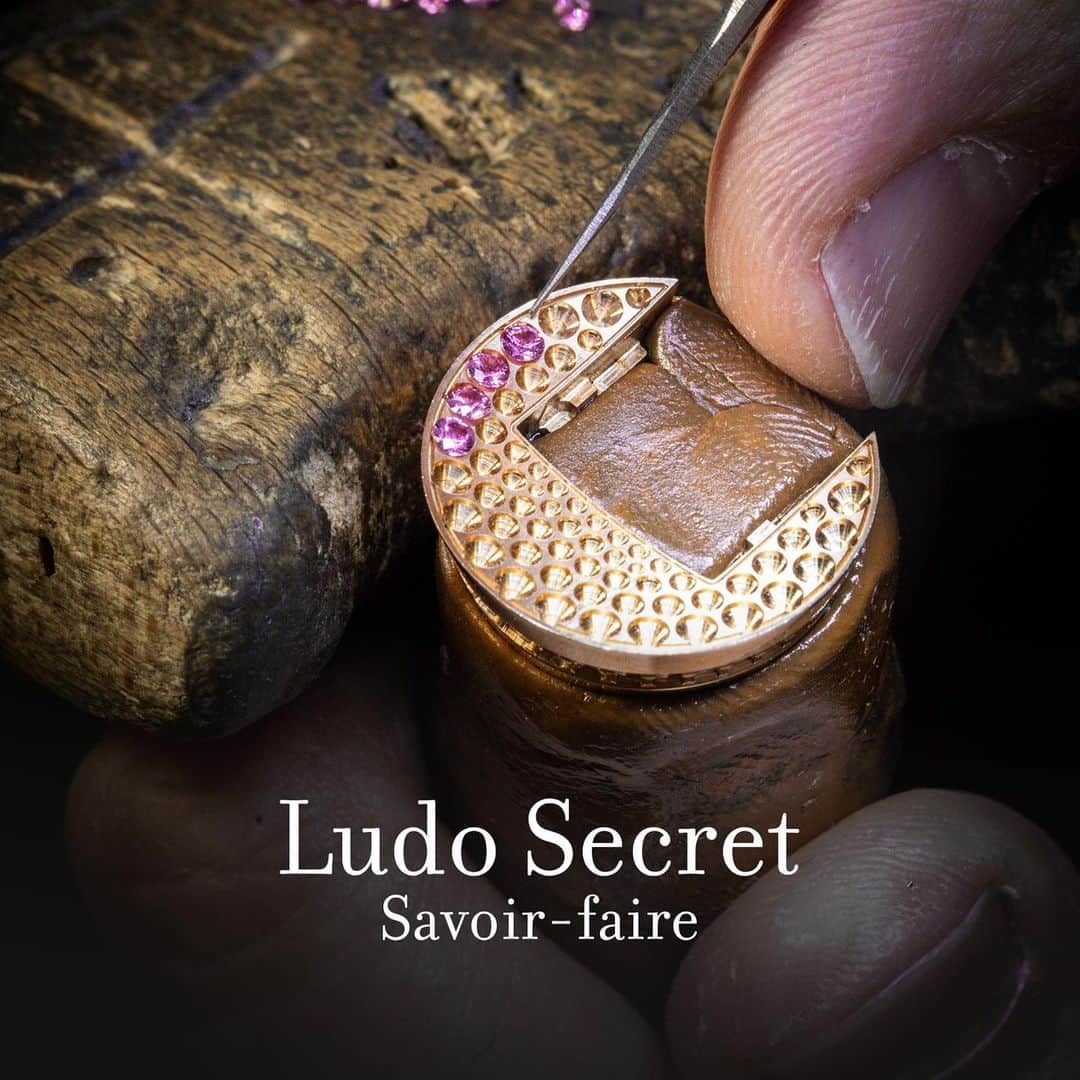 ヴァンクリーフ&アーペルさんのインスタグラム写真 - (ヴァンクリーフ&アーペルInstagram)「Have a glimpse at the savoir-faire behind the Ludo Secret watch… Rose gold marries pink sapphires, minutely set in the High Jewelry tradition of excellence.  #VCAludo #VCAwatches #VanCleefArpels #VCAsavoirfaire」6月25日 1時48分 - vancleefarpels