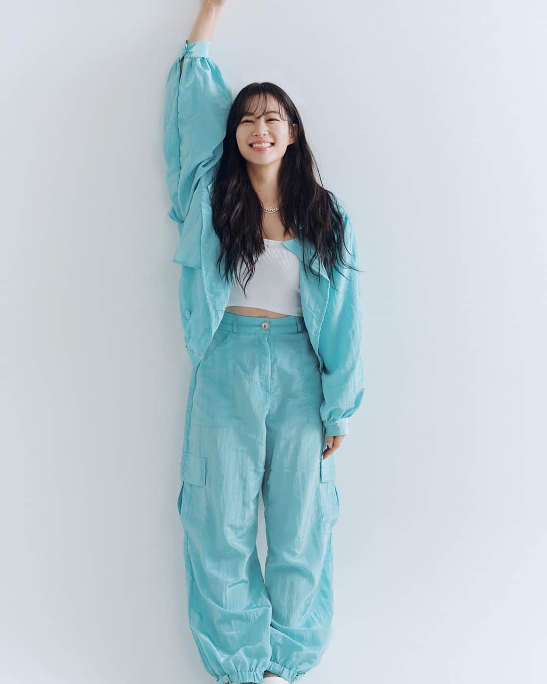 アーデン・チョーのインスタグラム：「Current mood.. 요즘 기분 🤗 Happy Saturday my loves! ⁣⁣⁣ Photographer 조승현 @calm__lake ⁣⁣⁣ Makeup 허재인 @makeup_jaein⁣⁣⁣ Hair 이호진 @h_oji_n ⁣⁣⁣ Stylist 도레미 @doremi_90 ⁣⁣⁣ ⁣⁣⁣」