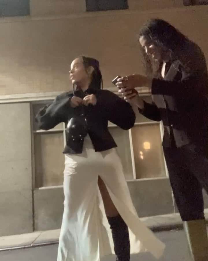 ソランジュのインスタグラム：「@cancersznisforever !!! 🎂 S/o all the black women who lift me up and bring me joy every day !   🛐All I want for my birthday is to give gratitude that God chose me to be black and woman, and to bump Yes Sirrr like 4, 5 times in a hot tub w my frennnns…🥂  I love yallllllll」