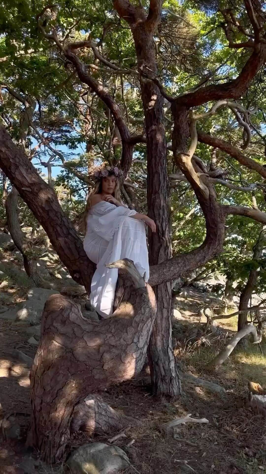 バイティモのインスタグラム：「@amwinmusic Midsummer Edition 🌸🇸🇪 #bytimo #youarebeautiful」