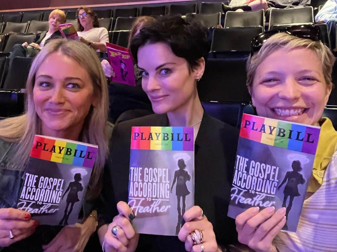 ジェイミー・アレクサンダーのインスタグラム：「Wonderfully fun night out supporting our good friend, @kateysagal in @gospelheathermusical 🤩 If you’re in #NYC go check it out. She’s as amazing as always!🔥💛」