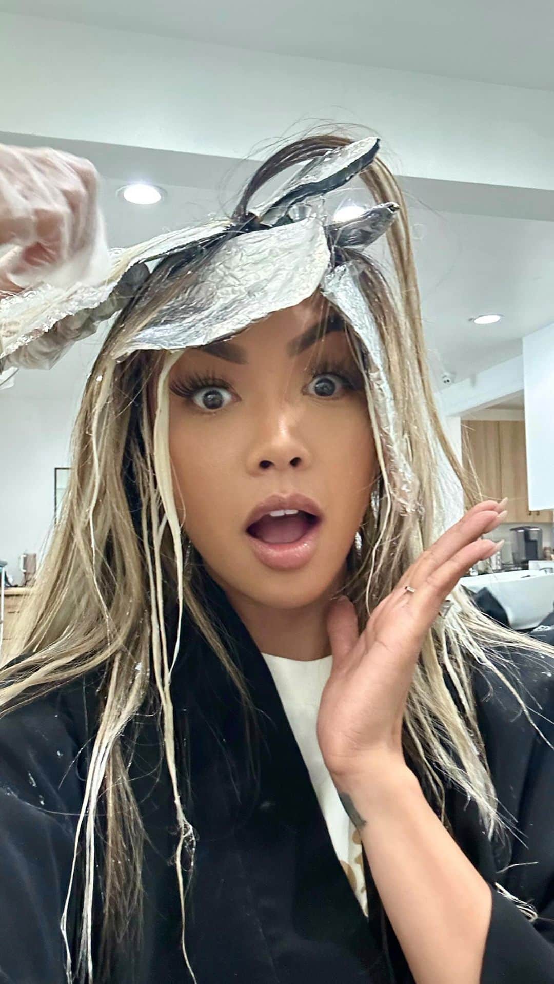 リアン Vのインスタグラム：「I’m ready for the summer! ☀️ thank you @hairerik for always taking care of my hair and @artistrybykristal for assisting! 💕」