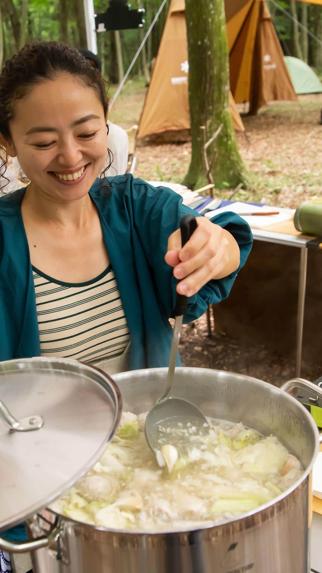 高松いくのインスタグラム：「先日 お仕事キャンプ🏕️🧘  してきました🌳  音楽🎵 美味しいキャンプ飯🍖 ヨガ🧘‍♀️ 体験👧👶や バー🍻  沖縄🌊🌺写真日記から 那須キャンプ写真日記へ🌳　つづく  ヨガのインストラクターとしていったものの 完全にスタッフさせて頂く🤣 この時間も好き💗  🚌バンライフ&ソロキャンが ここに来て活かされる🤣🏕️✨🫶  #キャンプ #ヨガ #那須  #キャンプ場  夏は涼しい場所で #camp がGood👍  #キッズ #キャンプ飯 #kids #camp #cooking」