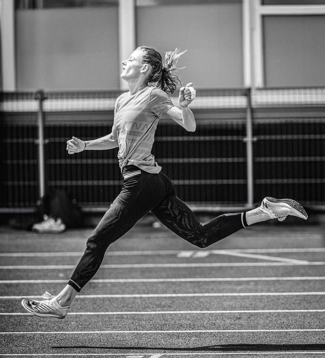 のインスタグラム：「Wdzięczna za każdy biegowy krok ♥️  📸@andrzej_ol  #runner #athlete #track」