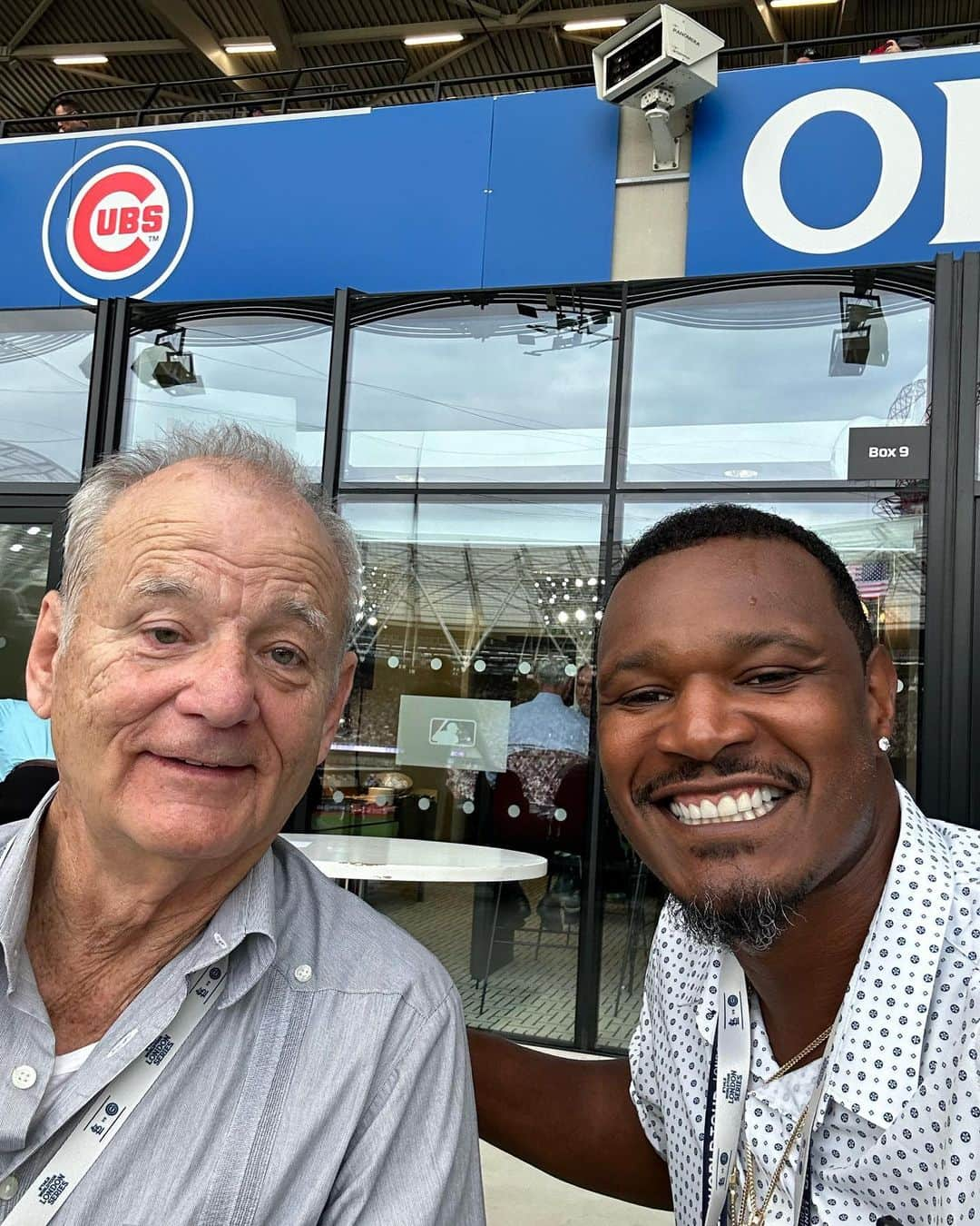 アダム・ジョーンズのインスタグラム：「Doesn’t get much better than this. Love Mr. Murray’s energy and he’s keeping his own score. Baseball is great @cubs @adamjonespod #LondonSeries」