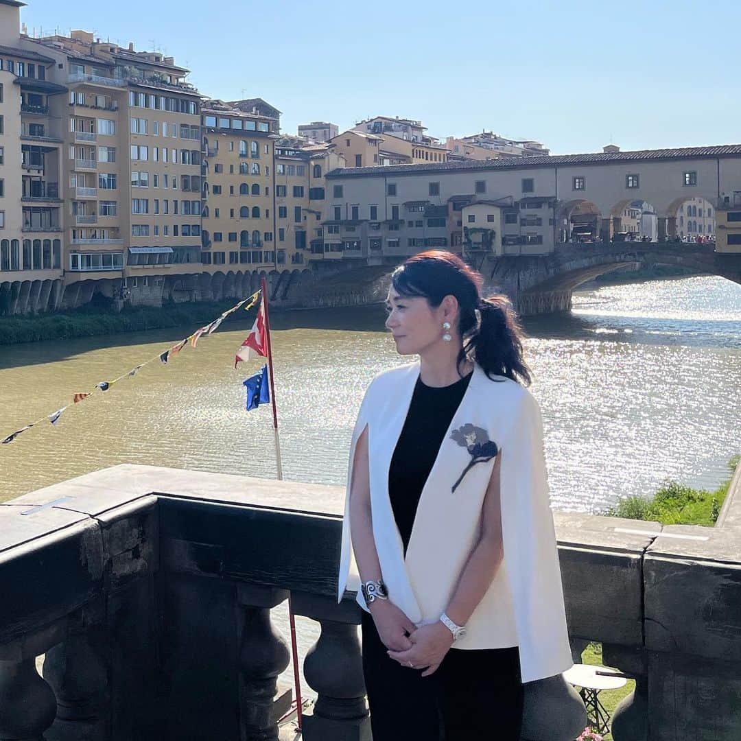 水原恵理のインスタグラム：「アルノ川とポンテベッキオ  素敵な写真を撮って頂きました。  見本は2枚目に…  #BSテレ東 #イタリア出張 #イタリア特番 #イタリア特番7月29日放送」