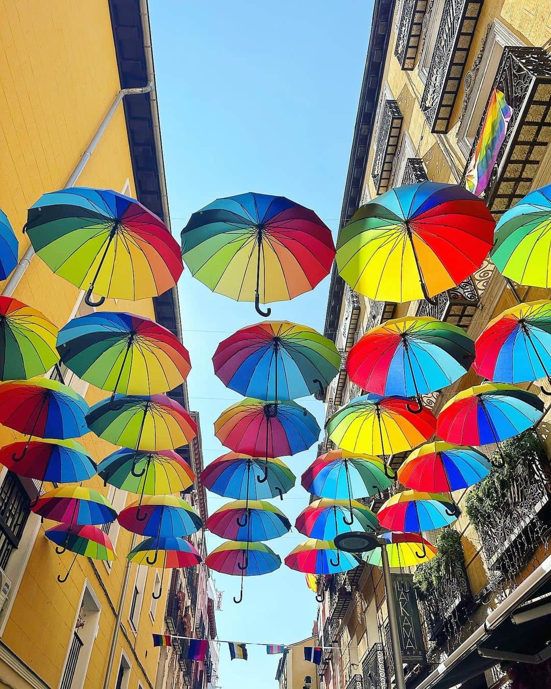 ririのインスタグラム：「𝖎𝖓 𝕾𝖕𝖆𝖎𝖓🇪🇸  雲一つない空🌈🌈🌈 自然とパワーがみなぎってくる国💖💖💖  初ヨーロッパ上陸(*≧∀≦*)✌️  #love #happy #spain」