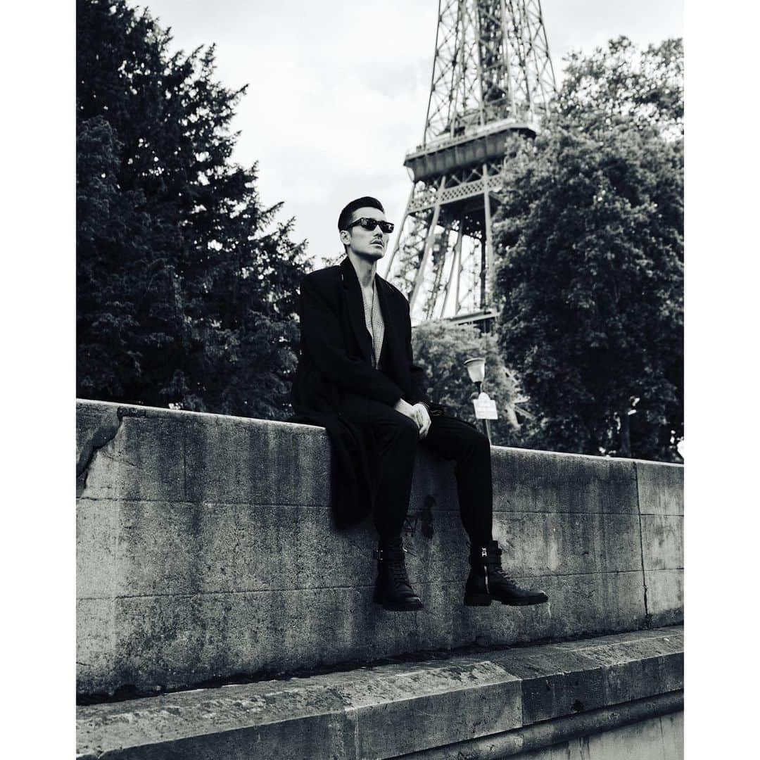 フー・ビンさんのインスタグラム写真 - (フー・ビンInstagram)「Embrace the timeless allure of Paris, where the Eiffel Tower stands tall as a symbol of love, while the Seine River whispers tales of enchantment. @givenchy @york__chang_  当巴黎的灯光溶化在夜空中，城市的心跳与浪漫的韵律交织成一幅充满艺术的画卷。   #fashion #model #hubing #胡兵 #givenchy #paris」6月25日 2時47分 - hubing