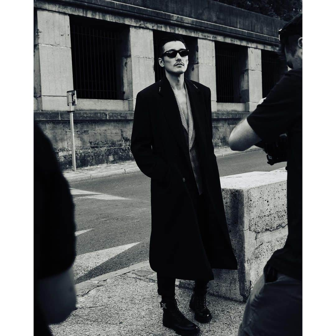 フー・ビンさんのインスタグラム写真 - (フー・ビンInstagram)「Embrace the timeless allure of Paris, where the Eiffel Tower stands tall as a symbol of love, while the Seine River whispers tales of enchantment. @givenchy @york__chang_  当巴黎的灯光溶化在夜空中，城市的心跳与浪漫的韵律交织成一幅充满艺术的画卷。   #fashion #model #hubing #胡兵 #givenchy #paris」6月25日 2時47分 - hubing