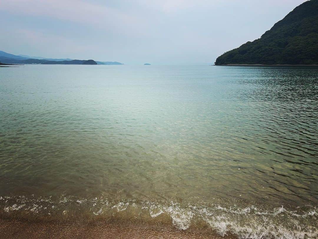 津久井智子さんのインスタグラム写真 - (津久井智子Instagram)「天草4日目。 都心から友達家族が遊びに来てくれたので、一緒に高杢島のそばのビーチへ。  まだ水は冷たかったけど、神様の島のあるところでのんびり海水に浸かってお清めというか、リフレッシュ✨できました😊」6月25日 2時41分 - tomokotsukui