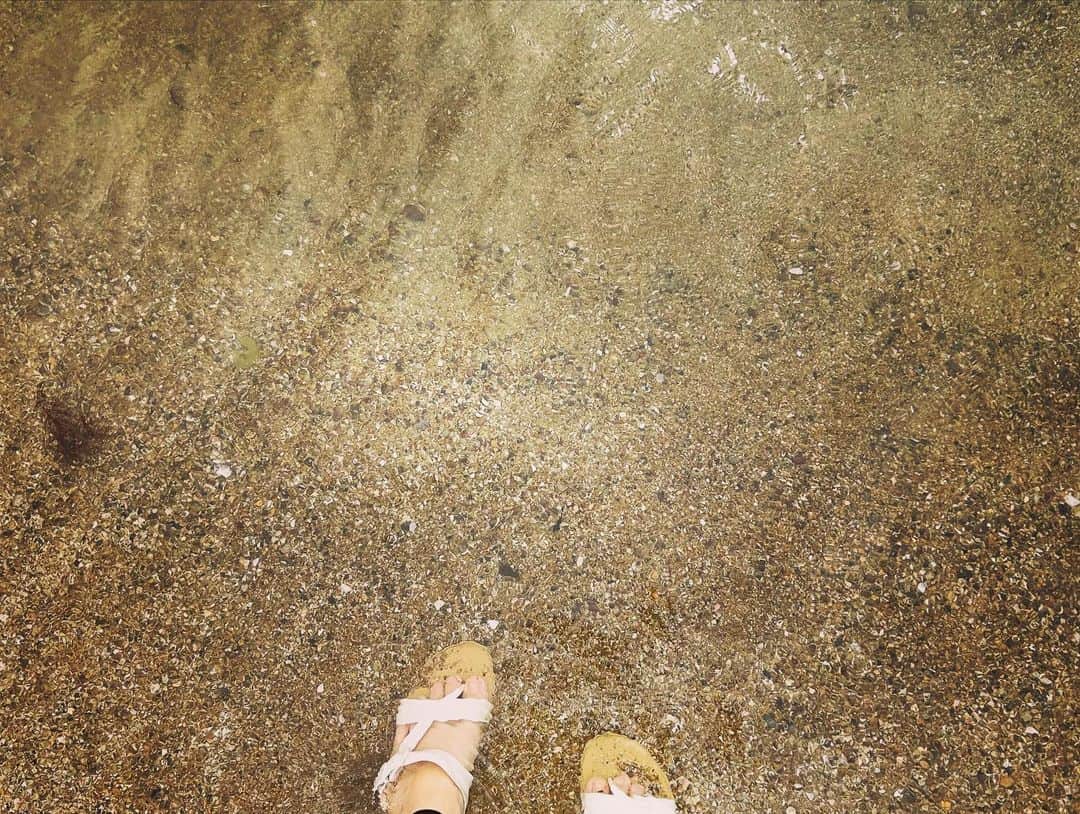 津久井智子さんのインスタグラム写真 - (津久井智子Instagram)「天草4日目。 都心から友達家族が遊びに来てくれたので、一緒に高杢島のそばのビーチへ。  まだ水は冷たかったけど、神様の島のあるところでのんびり海水に浸かってお清めというか、リフレッシュ✨できました😊」6月25日 2時41分 - tomokotsukui
