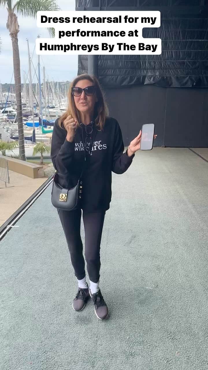 ヘザー・マクドナルドのインスタグラム：「Ever Since I saw Carly Simon’s concert from Martha’s Vineyard on @HBO in 1987, I have been manifesting performing by the sea. Of course, I’ll be telling jokes but here is my fantasy come to life. #juicyscoop #carlysimon #comedy #standup #standupcomedy @chrisfranjola @justinmartindale」