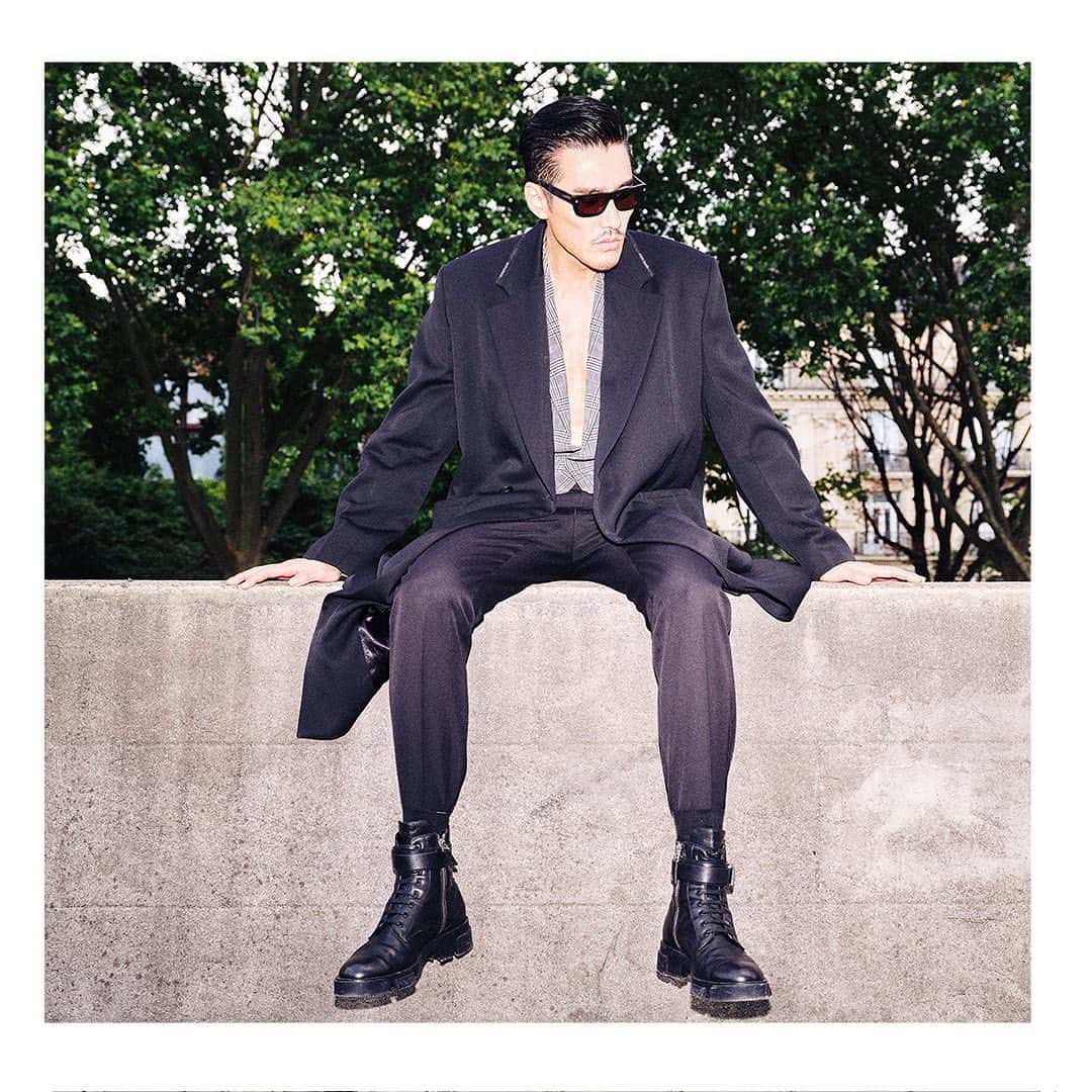 フー・ビンのインスタグラム：「It is an eternal reverie, pulsating with the lifeblood of fashion and the distinctive aura of art. @givenchy @york__chang_  这是一座永恒的梦境，流淌着时尚的血液和独特的艺术气息。   #fashion #model #hubing #胡兵 #givenchy #paris」