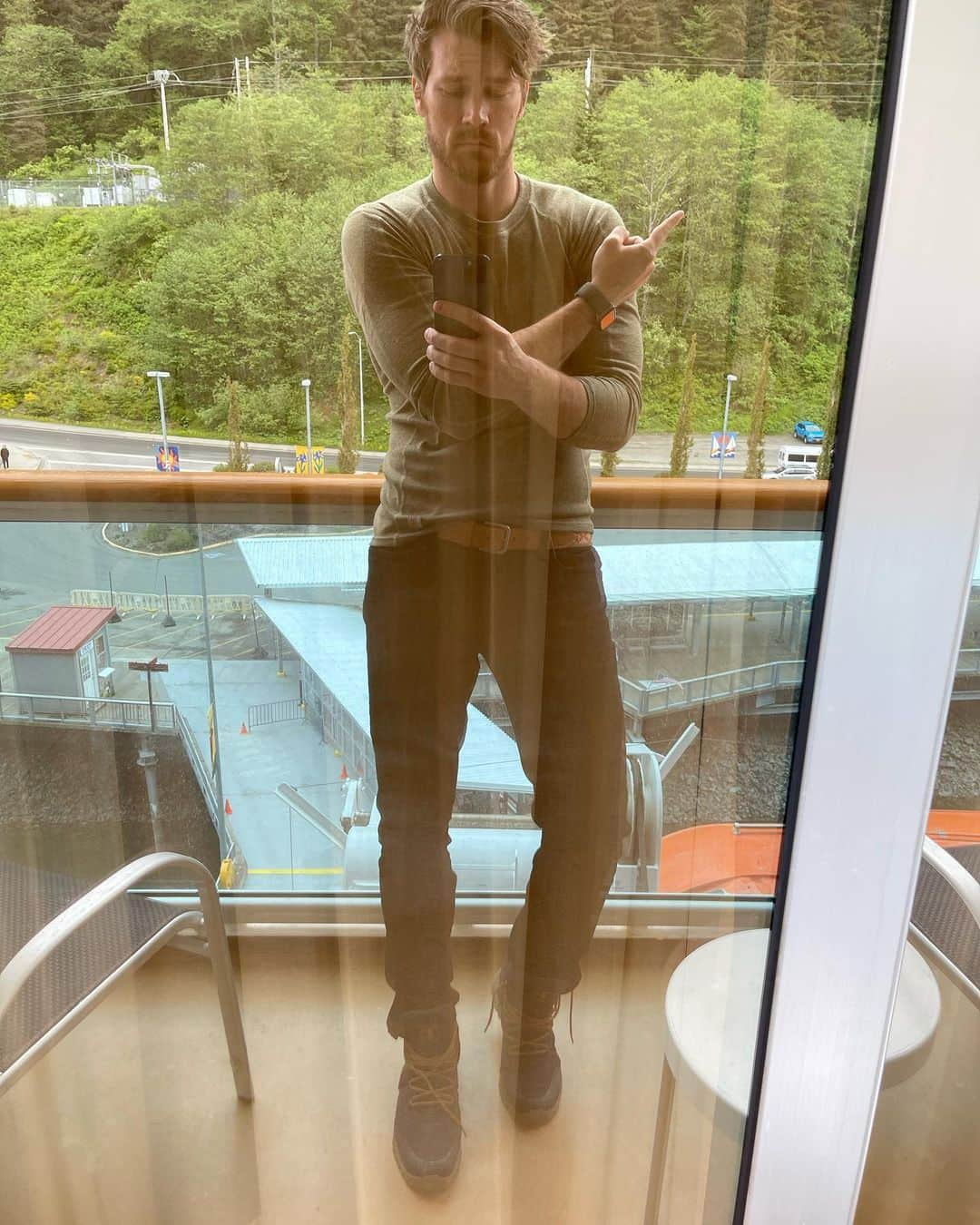 デレック・テラーさんのインスタグラム写真 - (デレック・テラーInstagram)「Just posting my fit checks on the boat. The scenery we passed through was epic. Alaska is a wild place. See if you can spot the bald eagle I’m pointing to in one of the shots.   Also, please excuse the thirst trap」6月25日 2時51分 - derektheler