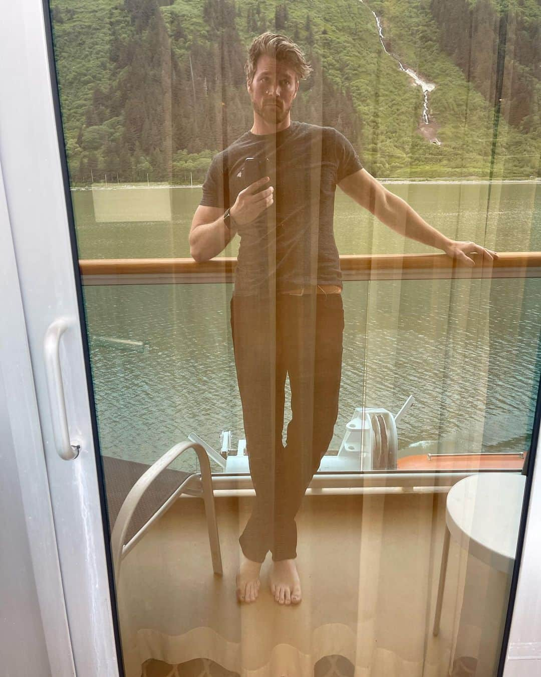 デレック・テラーさんのインスタグラム写真 - (デレック・テラーInstagram)「Just posting my fit checks on the boat. The scenery we passed through was epic. Alaska is a wild place. See if you can spot the bald eagle I’m pointing to in one of the shots.   Also, please excuse the thirst trap」6月25日 2時51分 - derektheler