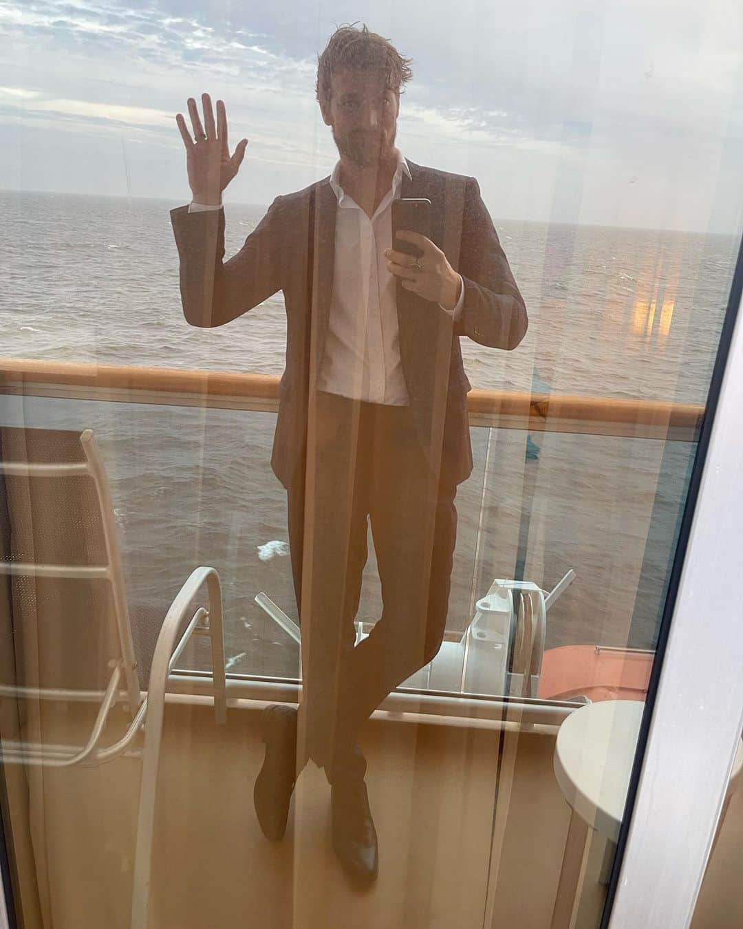 デレック・テラーさんのインスタグラム写真 - (デレック・テラーInstagram)「Just posting my fit checks on the boat. The scenery we passed through was epic. Alaska is a wild place. See if you can spot the bald eagle I’m pointing to in one of the shots.   Also, please excuse the thirst trap」6月25日 2時51分 - derektheler