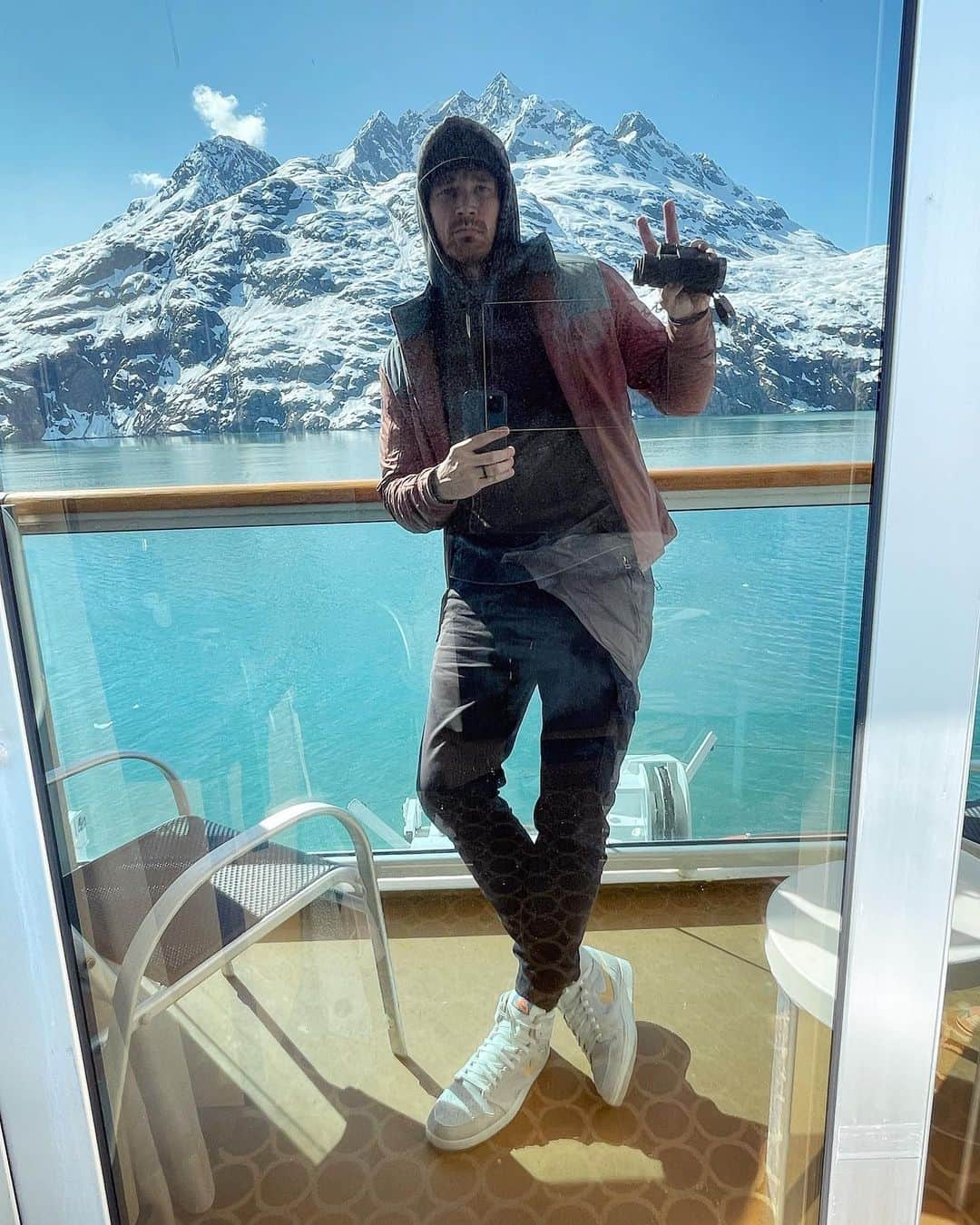 デレック・テラーのインスタグラム：「Just posting my fit checks on the boat. The scenery we passed through was epic. Alaska is a wild place. See if you can spot the bald eagle I’m pointing to in one of the shots.   Also, please excuse the thirst trap」