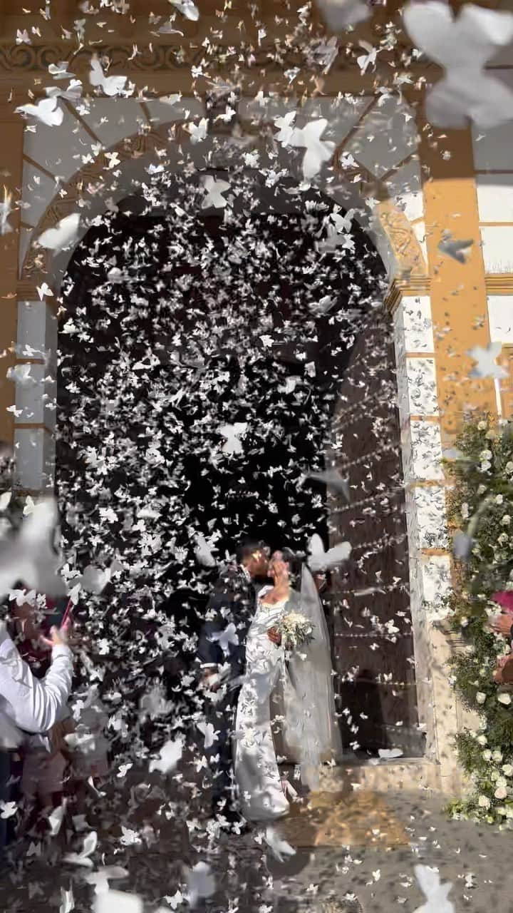 フェルナンド・ティッソーネのインスタグラム：「Te amo amore mio ♾️ 24/06/2023 Mr & Mrs Tissone   #lostissone #gettingmarried  Vestido:@manila_novias Traje: @felixramirooficial  Vestido arras: @elatelierdeleonorysofia  Confentti: @unabodamagica  📽️ @journalwedding   #reciencasados  #manila_novias #felixramirooficial #maridoymujer #bride # groom #vivanlosnovios #journalwedding #novia #wedding #boda #weddinginspiration #couplegoals #amor #love #marriage #matrimonio #confetti #confettidemariposas #mariposas #puentegenil #parroquia #parroquiajesusnazareno #pontanesa #mipueblo」