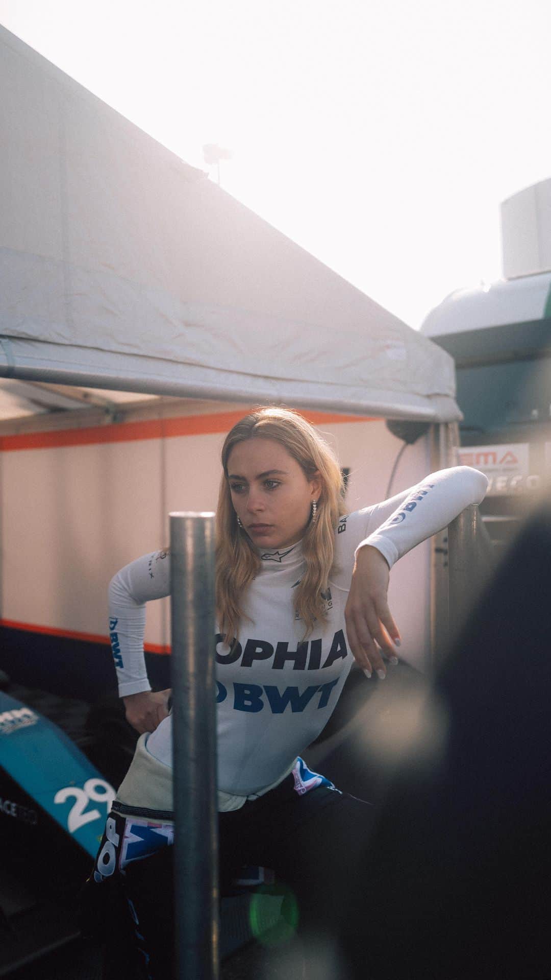 のインスタグラム：「All smiles cause we are back racing in some days on my favorite track 🇦🇹❤️ There will be my Barcelona YouTube video online tomorrow evening aswell just to get back into race weekend mood 🫶🏽🤩 // 📸 x @janbeyer // #sophia #sophia99 #changeagent #racegirl #racing #motorsport #Formula3 #unscripted #soptimism」