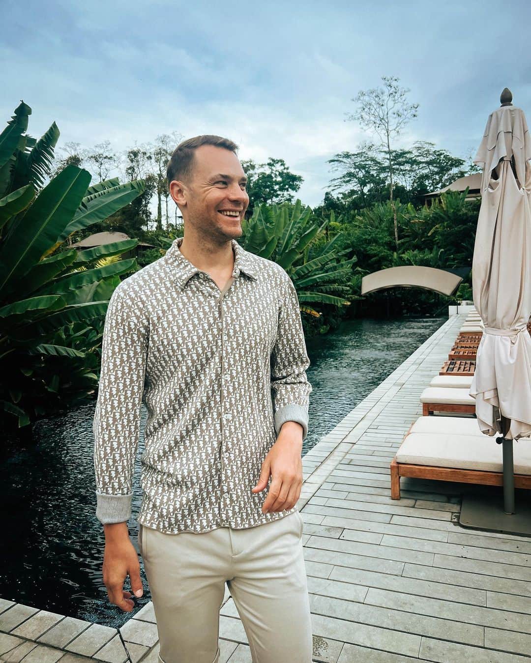 マヌエル・ノイアーのインスタグラム：「When you spot the buffet … 👀😅」