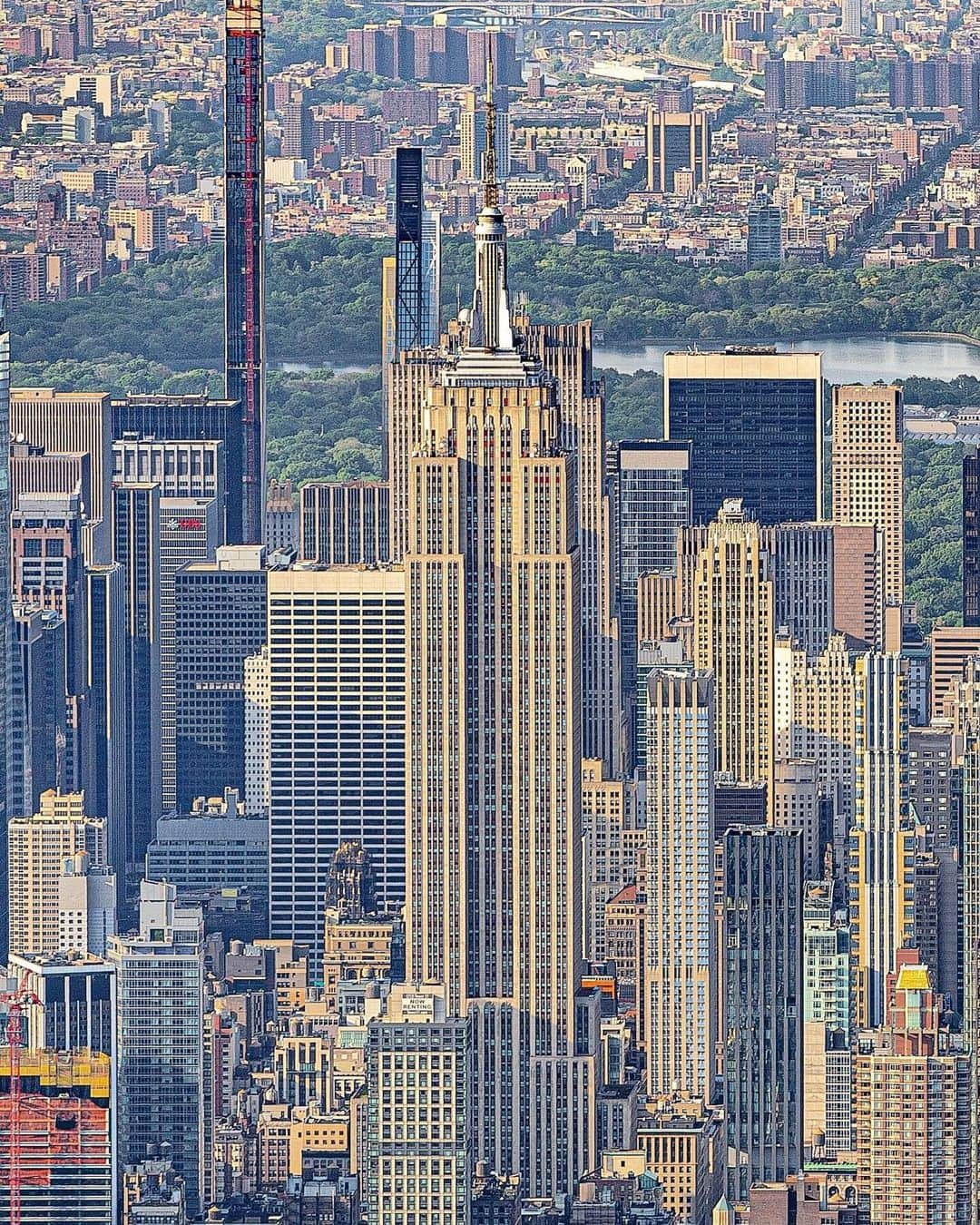 Empire State Buildingのインスタグラム：「Standing up for New York   📷: @mingomatic」