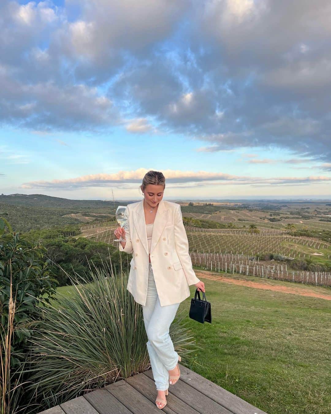 アシュリー・ケインのインスタグラム：「wine friends dogs walks sunsets :)」