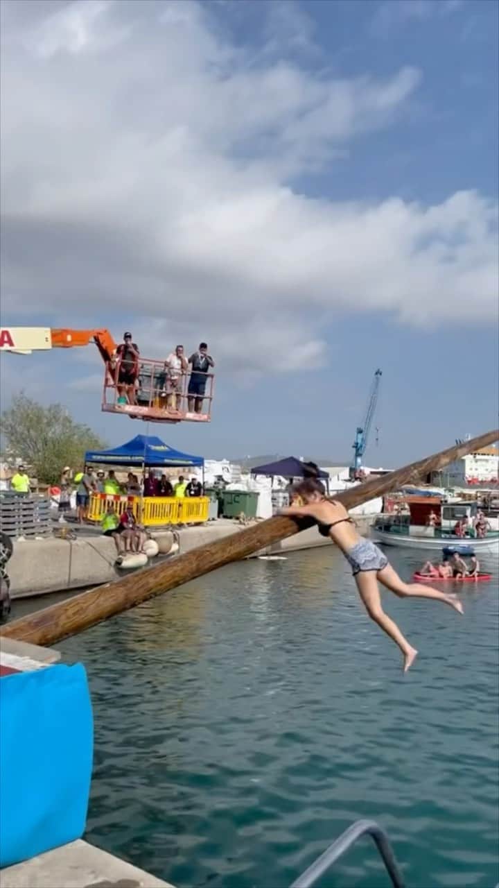 StreetArtGlobeのインスタグラム：「The game is as hard as it is simple… Be the first to run along the slippery pole and grab the flag to win €275 ($300US). This traditional game is played every August in Puerto de Sagunto (Valencia), Spain 🇪🇸  Would you try it? 🤷🏽‍♂️😳  Follow 👉@STREETARTGLOBE👈 for more!」