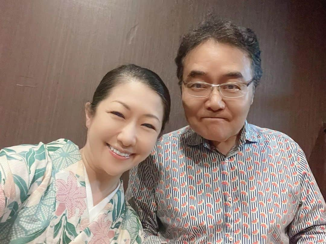 こばやしあきこさんのインスタグラム写真 - (こばやしあきこInstagram)「大好きな岩松了さんに会いに、本多劇場へ！  岩松さん作演出「カモメよ、そこから銀座は見えるか？」  岩松さんと井之脇海さんとは、この８月に放送されるある作品でご一緒させていただき、松雪泰子さんとは映画「古都」で京都とパリまでご一緒しました。そんな大尊敬する御三方が出てらっしゃるんだから、どうしても拝見したくて！観たかった日が満席続きでヒヤヒヤしましたが、なんとか千秋楽までに伺えました！！井之脇さんは、春もそうだったけど、優しい男子を演じさせたら今、日本で一番だと思います！  そして岩松さんは、本当に、女性のことをよく分かってらっしゃる！！と、唸りたくなるセリフが満載で、思わずご本人に「世の男性がみんな岩松さんほど理解してくれていたら、世の中もっと平和なのに」と伝えたら「いやいや、もしそうでもほら、きっとさらにいうでしょ？」と。その通り！！やっぱりすごい岩松さん！！女性じゃなくて、人間をよくご存知だから、そしてそこまでわかってらっしゃるから、あんなシリアスなシーンでも笑いを誘ってくださるんだぁ！！天才！ 時効警察でどハマりして以来の憧れの役者さんであり、作演出家の岩松さん。 あぁ、いつか、この岩松ワールドの住人になりたい！！ いつか超満員の本多劇場で、岩松ワールドの住人になる。新たなこばやしの野望が生まれた日でした♪  舞台「カモメよ、そこから銀座は見えるか？」 東京は今日千秋楽だけど、富山公演、と大坂公演がまだあります。 お近くの方はぜひチェックを！  https://mo-plays.com/kamomeyo/  #カモメよそこから銀座は見えるか #井之脇海 #岩松了」6月25日 3時40分 - kobayashi_akiko