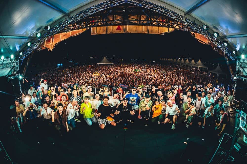 mastasimonのインスタグラム：「横浜レゲエ祭-Final- Day 1 was 🔥 こんなピースで愛に溢れてるレゲエ祭は初めてかもしれない。  何回かマジで涙が出そうな瞬間があったくらい出演者達の想いが素晴らしくて客のエネルギーが刺さりました  明日と言うか今日！ 2日目もガッツリ楽しもうぜ！  #横浜レゲエ祭 #mightycrown」