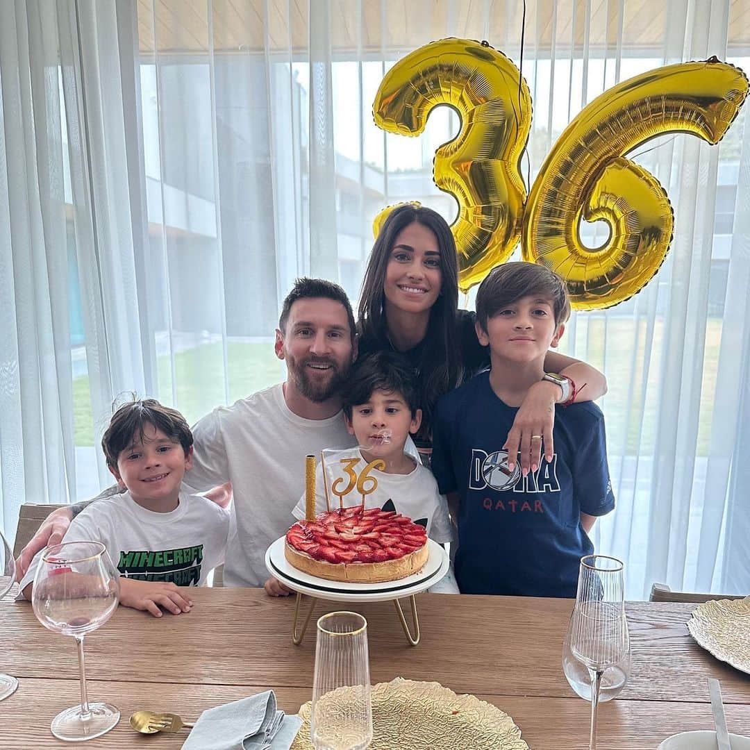 アントネラ・ロクソさんのインスタグラム写真 - (アントネラ・ロクソInstagram)「Feliz Cumple amor @leomessi !!! Te amamos infinito❤️」6月25日 3時41分 - antonelaroccuzzo