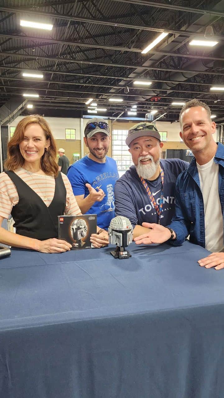 のインスタグラム：「#LEGO build day at @wasummercon ! Never thought I would build a Mandalorian helmet with THE Armorer @bigeswallz ! 🤯 @chrisfbartlett and Paul @angryappa came by to provide some expert building support. Further proof that the cast of #themandalorian is the best team in the galaxy! Thank you all for the great fun and memories 🫶」