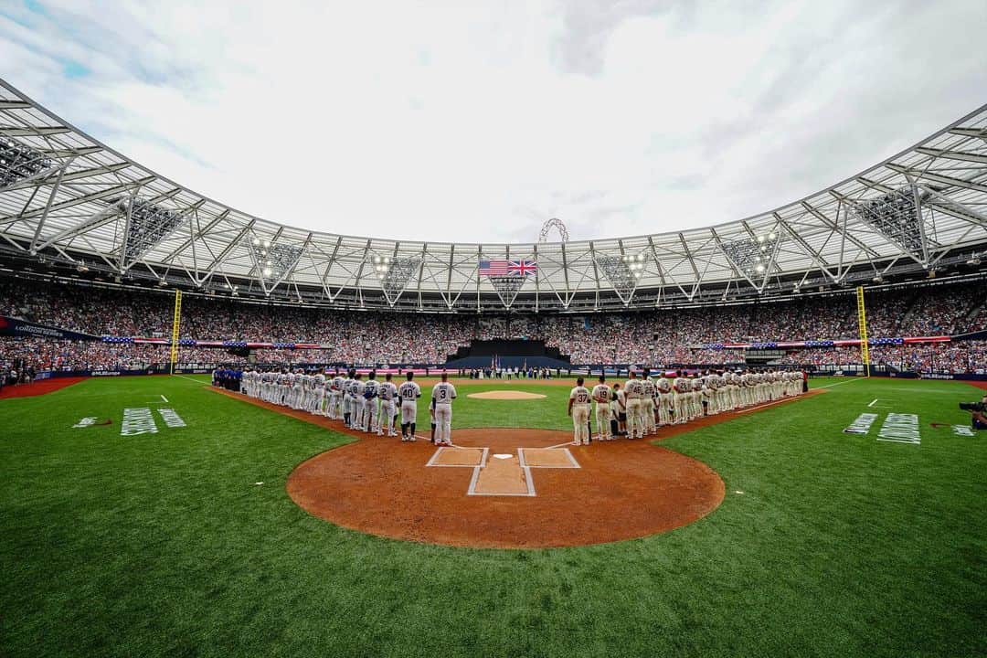 MLBさんのインスタグラム写真 - (MLBInstagram)「A beautiful sight. 🇬🇧⚾️ #LondonSeries」6月25日 3時46分 - mlb