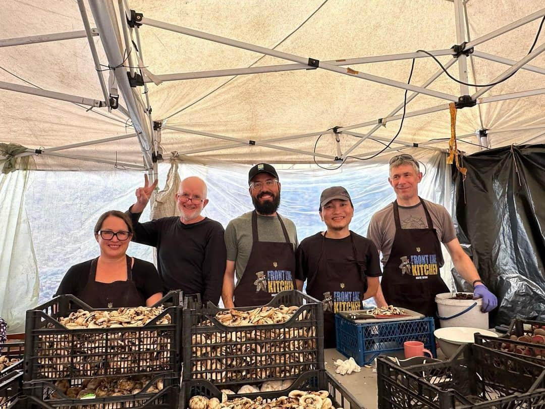 レイチェル・レイのインスタグラム：「Returning to #Ukraine — so much progress since my last visit in March. Still so much more to build.   Meet my new friends at @frontlinekitchen — The volunteer force of cooks preparing thousands of nutritious dehydrated meals for the frontline.  Returned to the @unbroken.ukraine children’s center — amazing facility providing mental and physical rehabilitation. Walkbot trains kids with neurological injuries to walk again, and the color-coded kitchen teaches older kids to assimilate to life again; how to make food and keep a home.  Incredible to see our donated equipment myself last week — our first patient a few days ago getting cataract surgery.  We are not done here 🙌   Click over to @unbroken.ukraine to help these incredible programs and people 🇺🇦」