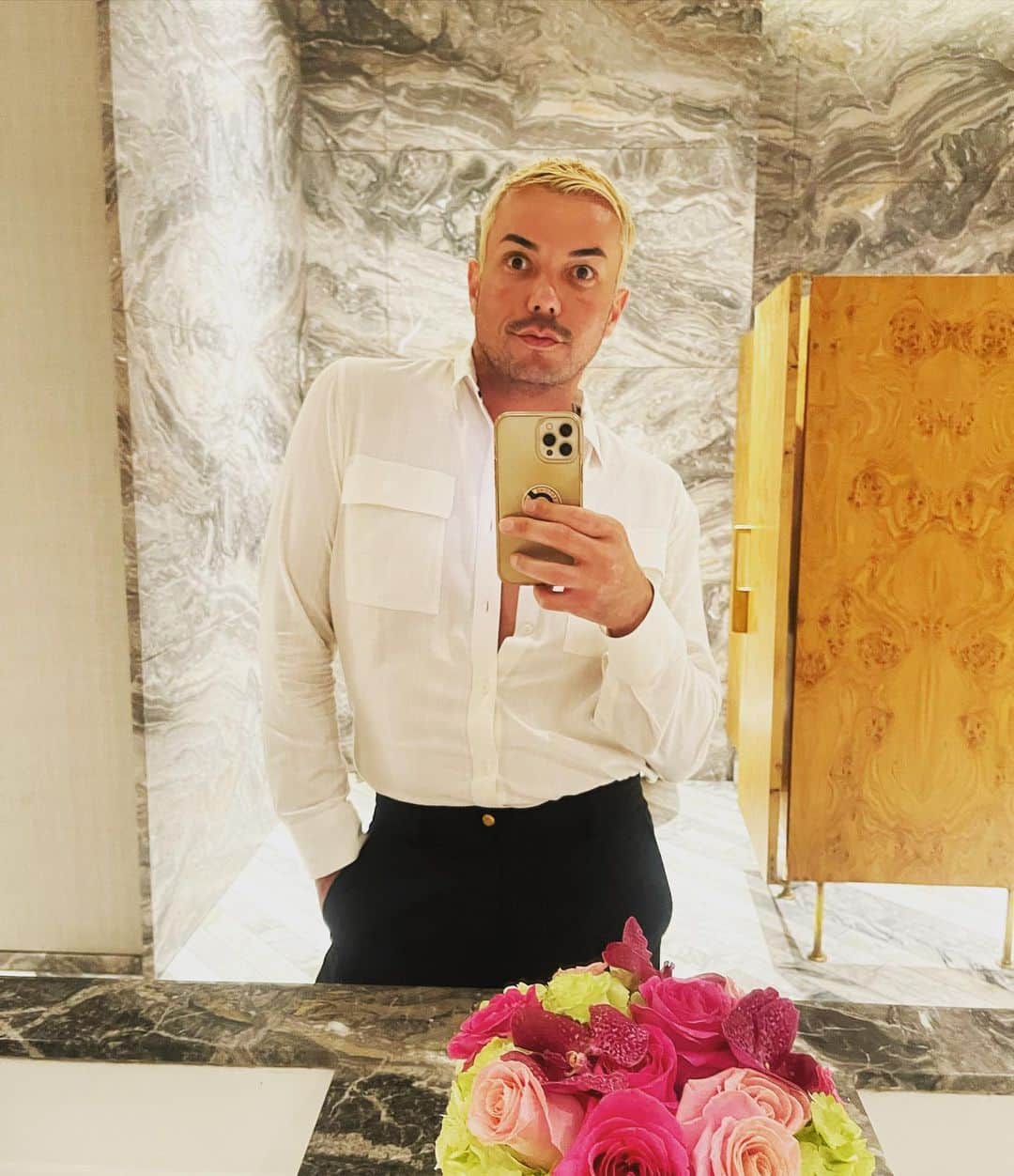 アンソニー・ラモスのインスタグラム：「Who can name where this gorgeous restroom is at? 🫧🧼」