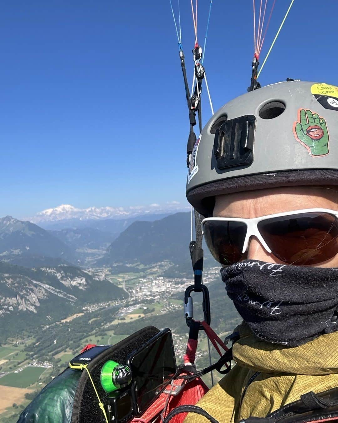 ルスタン・ゲルマノフのインスタグラム：「Flying in Annecy is incredible. Mont Blanc on a background. Wish to go to higher mounties soon.」