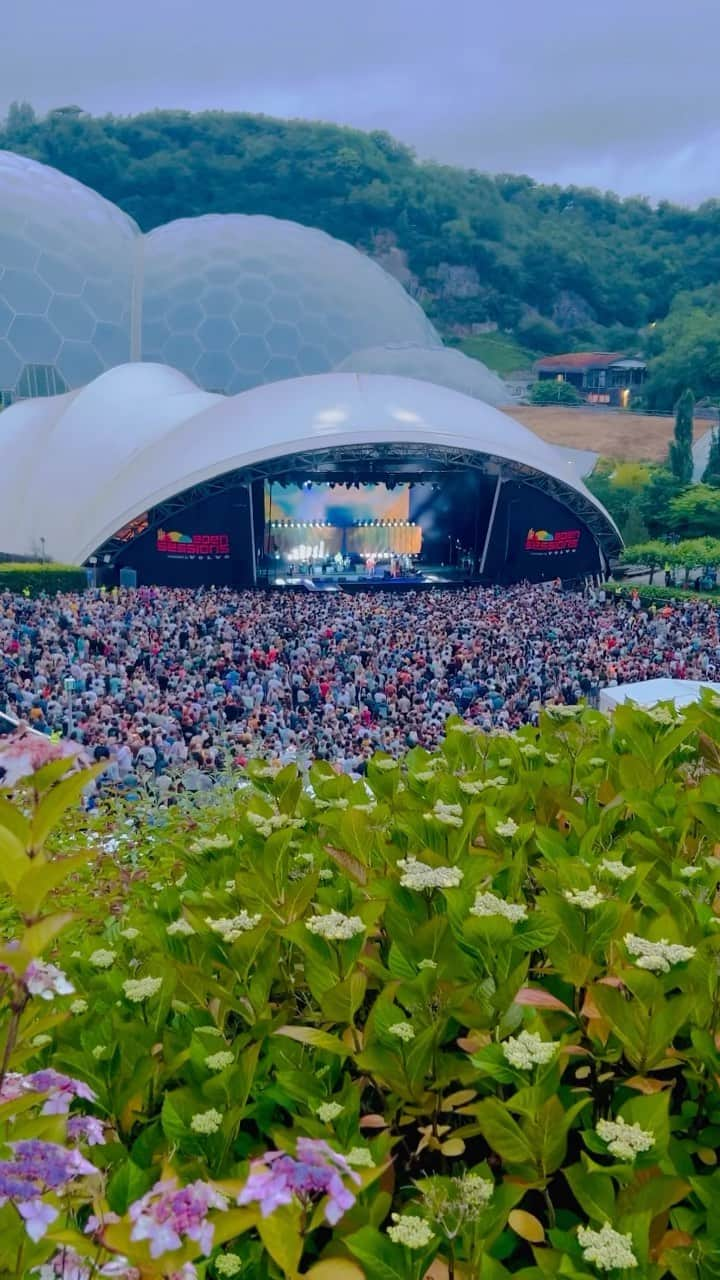 ジャック・ジョンソンのインスタグラム：「Thank you for the beautiful night at the Eden Project! Jack was happy to welcome @holliecookie to the stage for one last sit in before she was off to Glastonbury!  This is Jack’s 3rd time playing the @edensessionsofficial stage at the stunning @edenprojectcornwall. The Eden Project showcases regeneration and sustainability, building relationships between people and the natural world to demonstrate the power of working together for the benefit of all living things.  • #meetthemoonlight #AAOPlasticFree #AAOLocalFood」