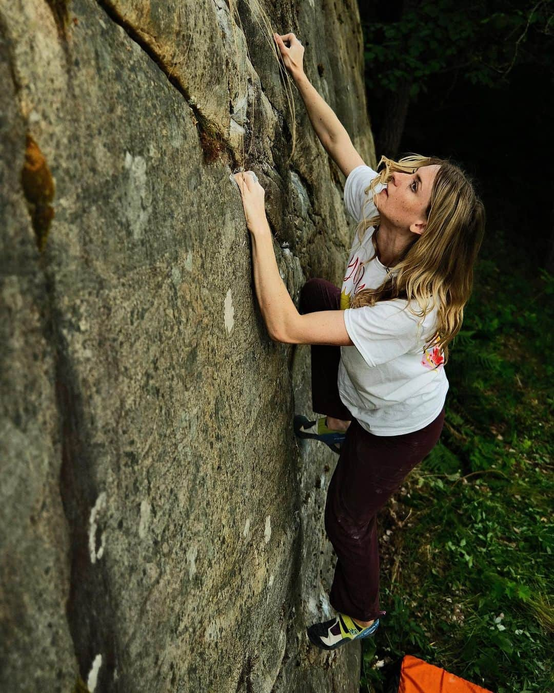 マチルダ・セーデルルンドのインスタグラム：「Back from Bulgaria and @world_indoor_climbing_summit just in time to celebrate midsummer in Sweden 🇸🇪🌼💛 Celebrated with the fam on the countryside. @bill_jp_hamilton and I also finally got the time to brush few boulders that we had been looking at 🪨 We fought the mosquitoes 🦟 and I climbed up this pretty cool slab ☺️  📸 @bill_jp_hamilton   #climbing #bouldering #klättring #midsommar #djurö」