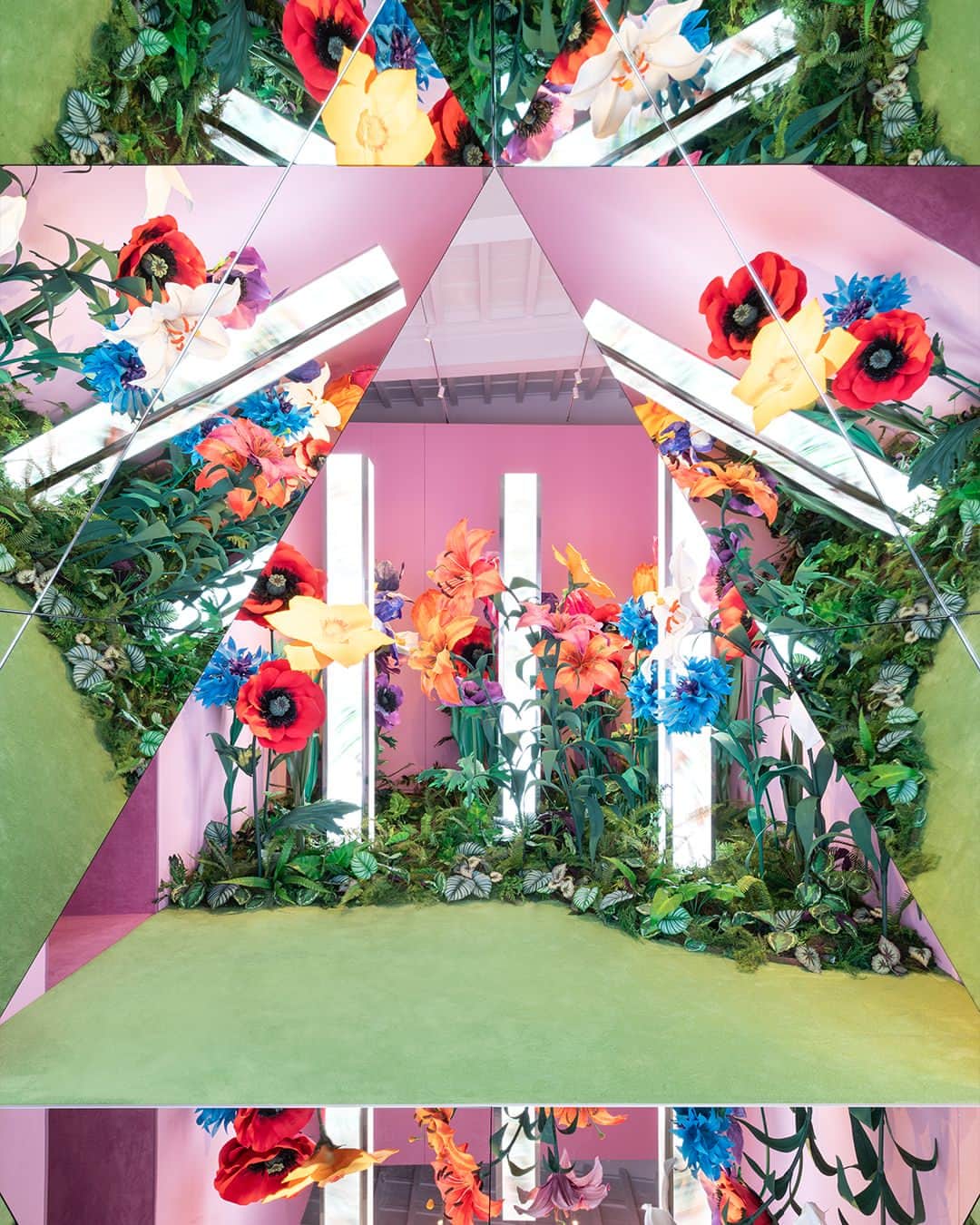 グッチのインスタグラム：「An immersive exhibition room at Gucci Visions brings the Flora motif to life through an ever-changing creative lens. Discover more at link in bio. ⁣ ⁣ Located at Gucci Garden, Piazza della Signoria 10, 50122, Florence, Italy ⁣ ⁣ #GucciVisions」