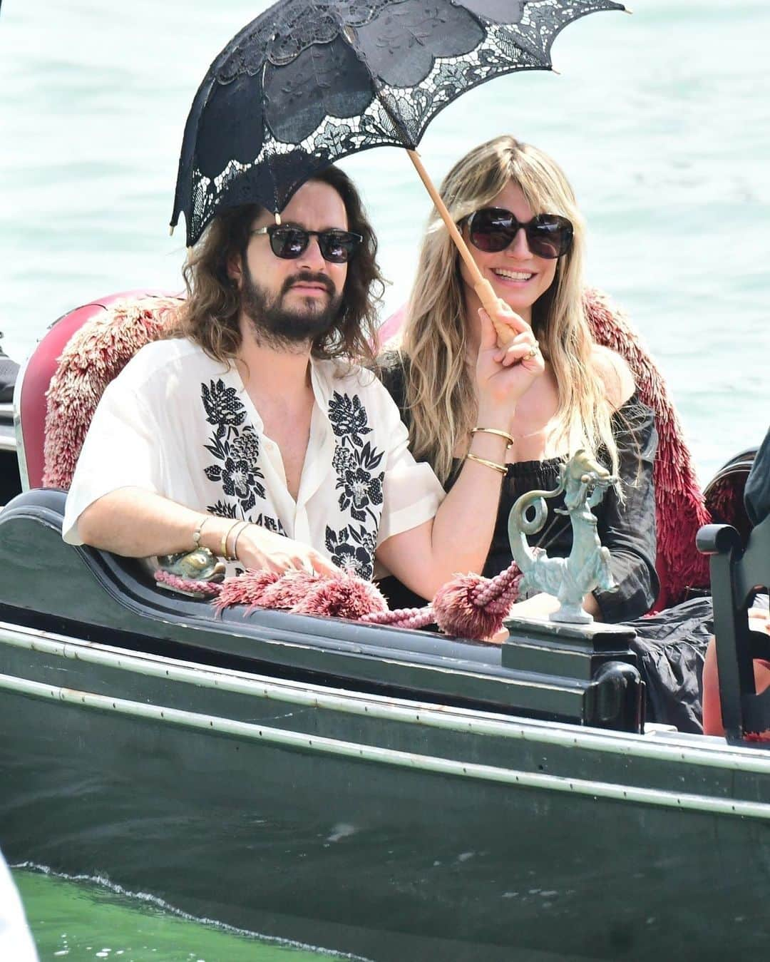 Just Jaredさんのインスタグラム写真 - (Just JaredInstagram)「Heidi Klum & husband Tom Kaulitz went for a romantic gondola ride during their vacation in Italy. #HeidiKlum #TomKaulitz Photos: Backgrid」6月25日 5時09分 - justjared