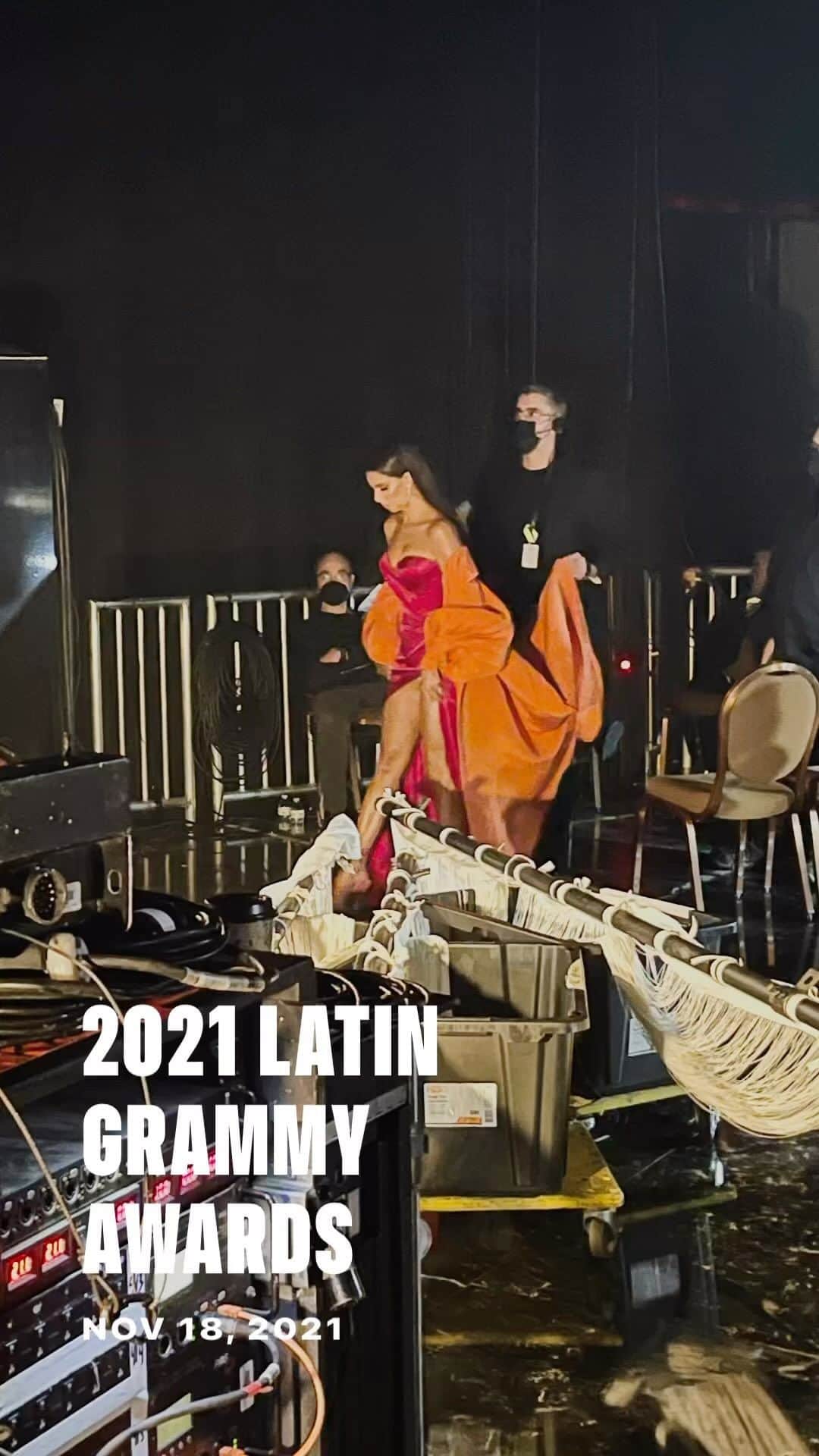 ロゼリン・サンチェスのインスタグラム：「This pop on my phone! Again, thanks to it for all these amazing memories that it keeps sending me! I absolutely LOVE hosting the @latingrammys  Thanks @univision for giving me the opportunity to do it FIVE times!!!  Agradecida y honrada 💕」