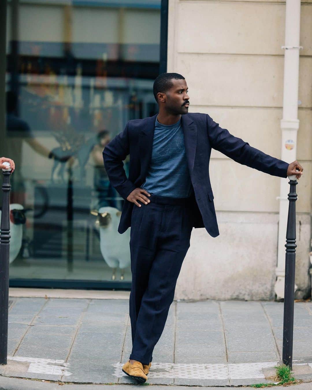 ベルルッティのインスタグラム：「Wandering the streets of Paris during @parisfashionweek in pieces from the just-unveiled @berluti Spring-Summer 2024 collection. A collection of essential lines and relaxed sense of cool. #BERLUTISUMMER2024  . Photographed by @modehunter」