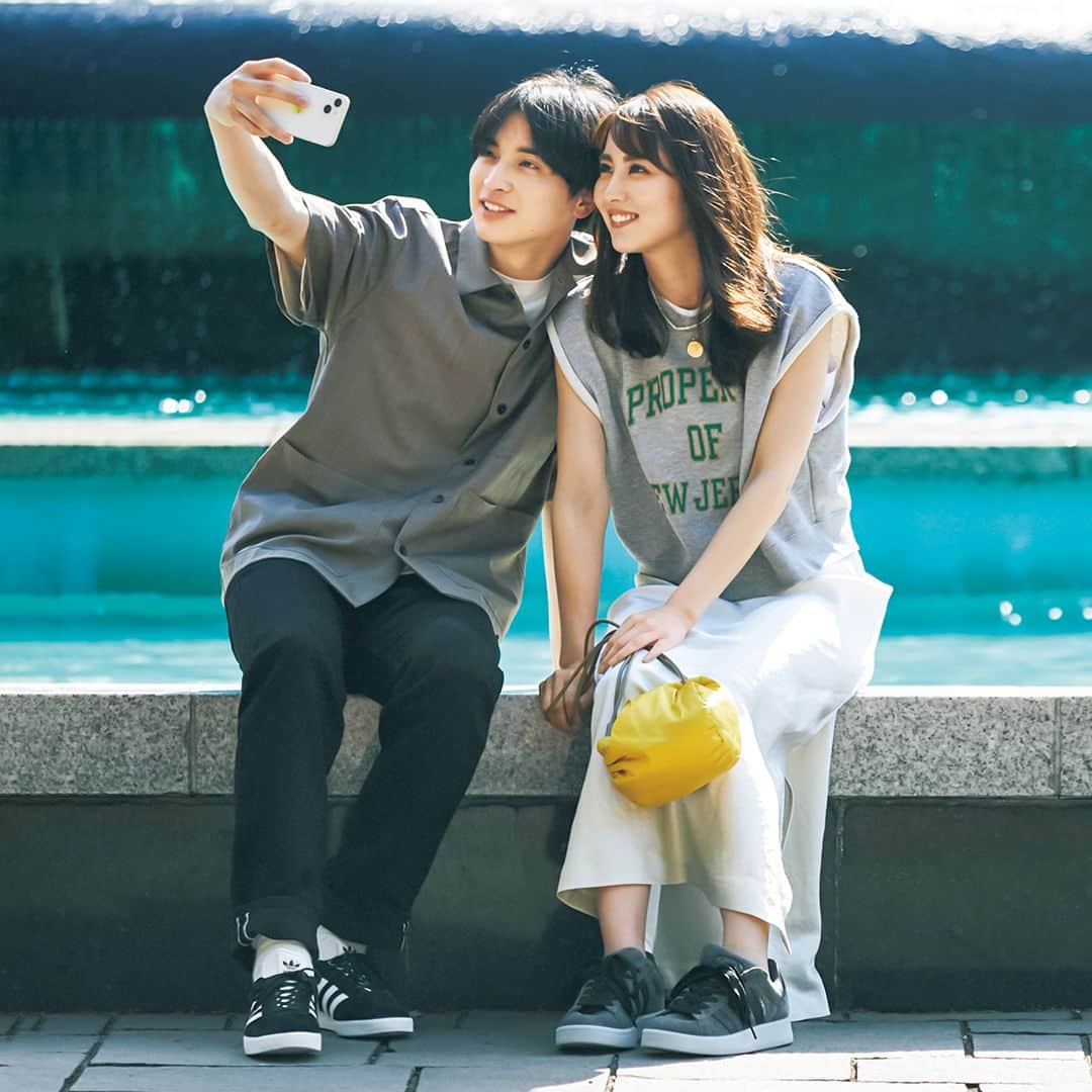 のインスタグラム：「. ／⁠ 🌞このコーデを真似したいと思ったら、⁠ コメントに❤️をください！⁠ ＼⁠ .⁠  6月25日（日）、 ラフ見えが心配な「ロゴスウェット」は、 あえて女性らしいとろみスカートを合わせて、 フェミニンに仕上げるのがコツです。  スポーティなバッグやスニーカーを合わせても ラフすぎず、ほどよくカジュアルに。 仕上げに、アクセサリーでポイントを作るのを忘れずに。 .⁠  👗CREDIT👗⁠ [女性]スニーカー¥13,200(アディダス/アディダス ジャパン プレスルーム)スウェットトップス¥12,100(スピック&スパン/スピック&スパン ルミネ有楽町店)Tシャツ¥6,600(アッパーハイツ/ゲストリスト)スカート¥26,400(カデュネ)バッグ¥19,800(パピルス/アイネックス)パールネックレス¥17,710(メルセデス・サラザール/ZUTTOHOLIC)コインネックレス¥22,000(マリハ)[男性]スニーカー¥12,100(アディダス/アディダス ジャパン プレスルーム) シャツ¥36,300(バレナ/三喜商事)カットソー¥13,200(ジャクソン マティス/ハンドイントゥリーショールーム)パンツ¥22,000(アーモンド/トライオン) .⁠  ⁠あなたの #今日の服装 を、 @classy_mag_insta にタグ付け⁠ または #classyフォト をつけて教えてください！⁠ ⁠⁠ 素敵な投稿はリポストやCLASSY.ONLINEで⁠ 紹介させていただく可能性がございます✨️⁠⁠ ⁠.⁠ #classymagazine⁠ #今日の服装⁠ #今日のコーデ #デートコーデ #アディダス #ロゴスウェット #デート服 #石川恋」