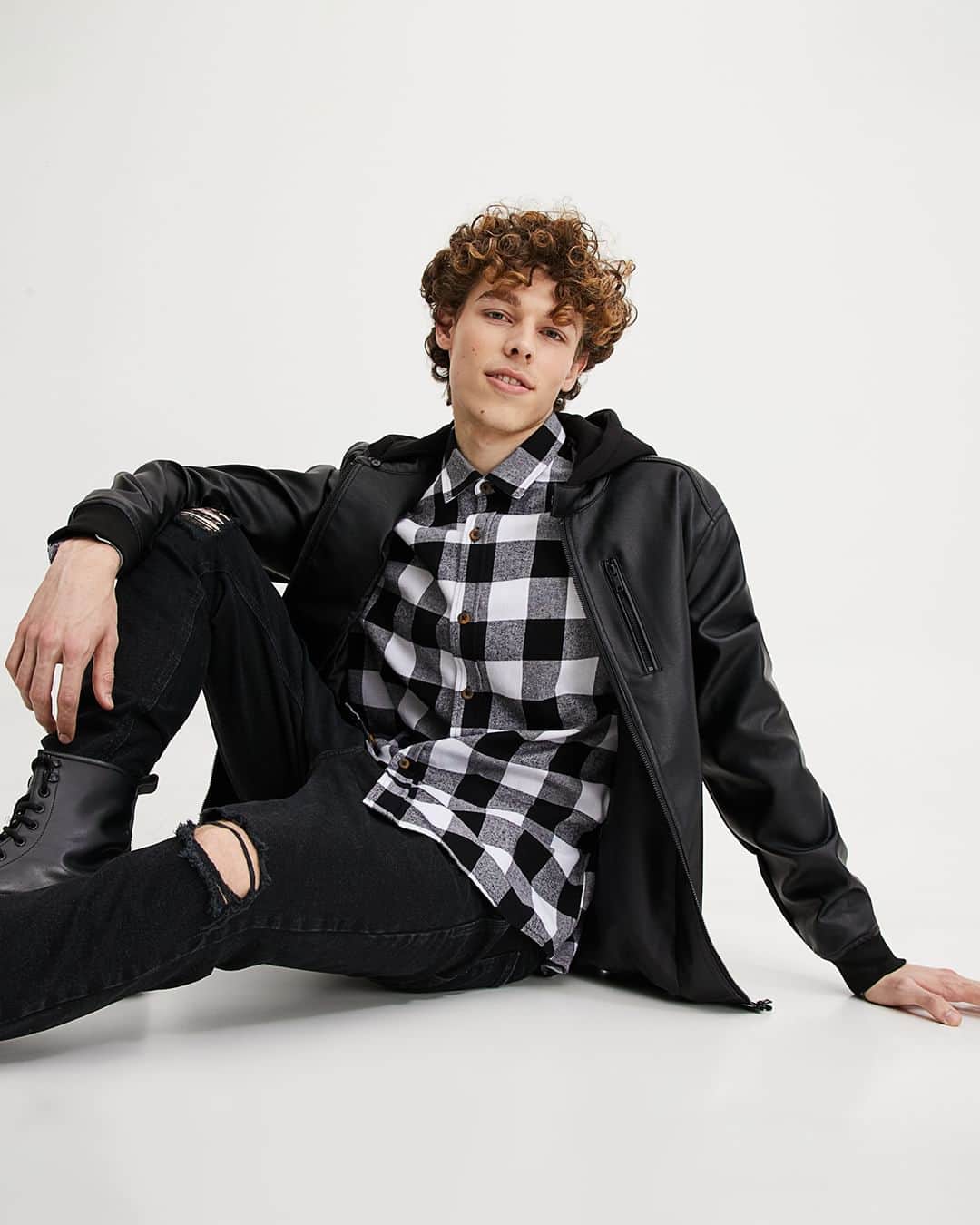 ロジャス・レナーのインスタグラム：「Aquela peça que vai bem com tudo! Em diferentes cores, a camisa xadrez é perfeita para curtir as festas de São João. No dia a dia, aposte nas sobreposições com jaquetas ou camisas básicas. Arraste para o lado e compre agora mesmo a sua favorita. #looks #modamasculina​  jaqueta overshirt 668461000 | jaqueta com capuz 633028661 | camisa regular 597594040 | bolsa crossbody 722448624 | camisa regular 670256620 | jaqueta overshirt 668461000 | calça jogger 616195205 | tênis street 553103181 | calça jeans 658853819」