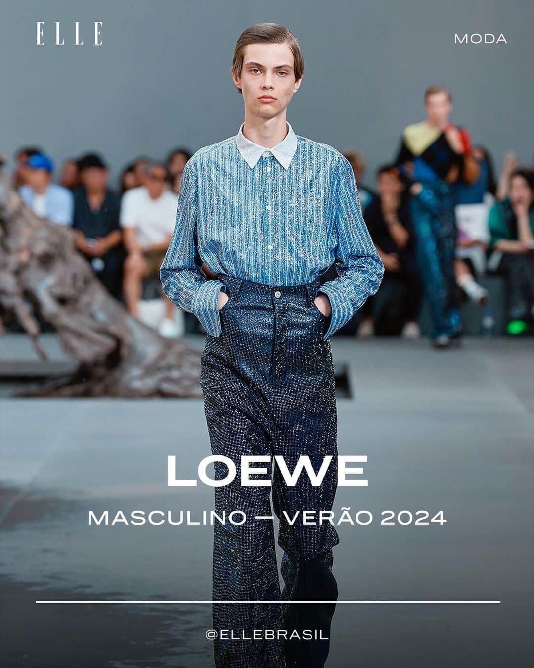 のインスタグラム：「#ELLEMEN: Jonathan Anderson adora uma brincadeira com silhuetas distorcidas. No verão 2024 masculino da @loewe, ele faz uma investigação sobre como a perspectiva muda a forma de tudo. Nesta coleção, o estilista irlandês criou como se víssemos os looks de baixo, olhando para cima – assim como olhamos para as fontes esculturais altíssimas da artista Lynda Benglis que foram posicionadas no meio da passarela. As pernas foram alongadas e o torso diminuído. Daí vem a cintura altíssima de jeans e calças de alfaiataria amplos que chegam quase até embaixo do peito e são combinados a jaquetas coladinhas ou suéteres grossos.   Chamam a atenção os cristais aplicados manualmente em parte da coleção, como em jeans, tops retorcidos e jaquetas, imitando a forma como a luz se comporta ao tocar a água – outro link com a arte de Benglis –, o couro que se funde à camurça no look azul ou faz as vezes de jeans e o jeans que aparece emborrachado. Na nova silhueta encolhida, os bolsos são posicionados mais para cima, mudando a postura de quem os usa, e trench-coats viram jaquetas balonê encurtadas. É tudo sobre transformação.  Anderson é mestre em modificar coisas simples, mundanas. E, no mesmo tom do resto da temporada masculina, assim o fez com a masculinidade, propondo que, ao mudar o ponto de vista, a gente pode mudar também a nossa percepção sobre algo antigo e que talvez já esteja um pouco fora de moda. É só querer. #semanademodamasculina (via @giumesquita)」