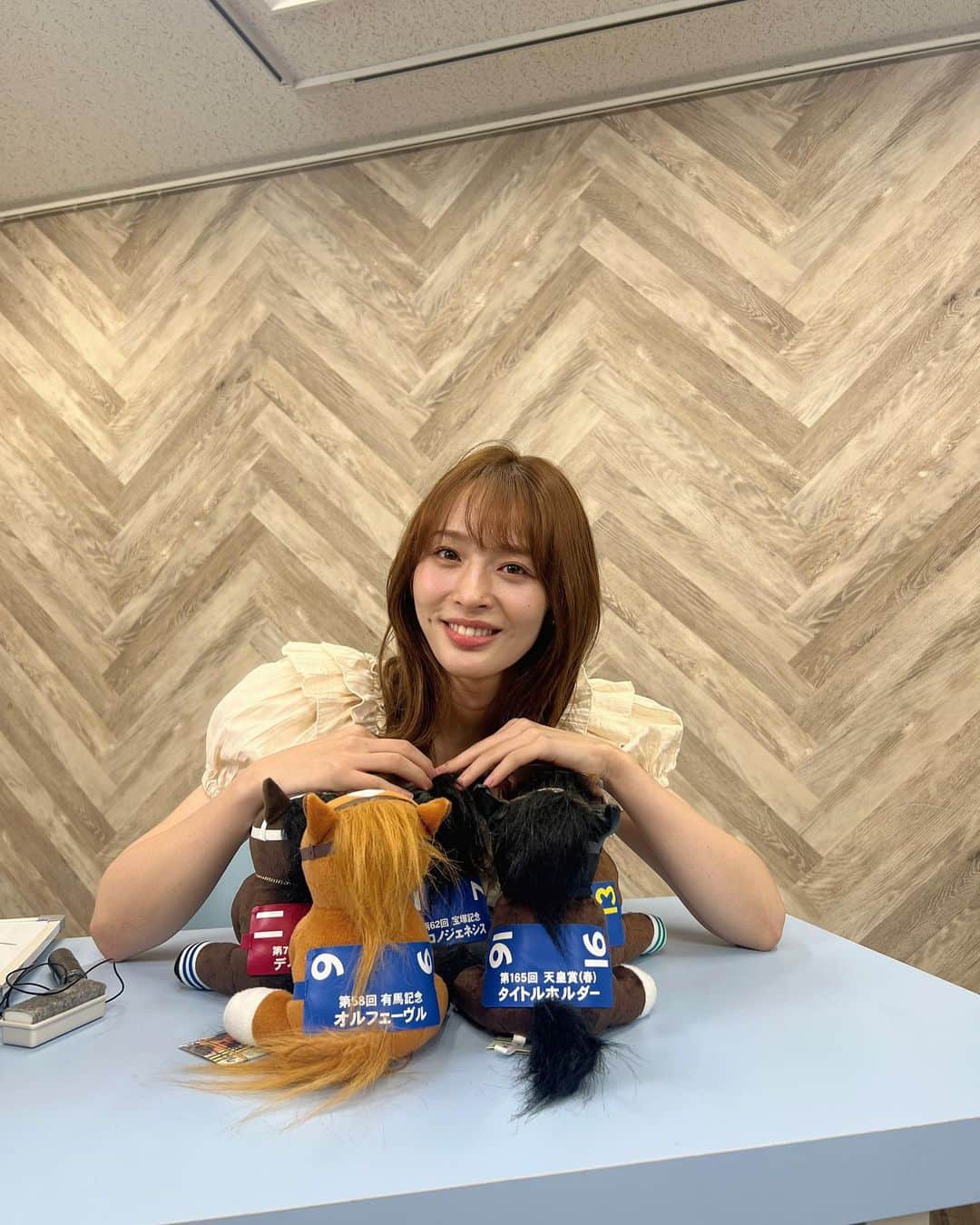 神部美咲のインスタグラム：「上半期の総決算🐴🤎 宝塚記念✨✨  イクイノックス・ルメール騎手 陣営のみなさまおめでとうございます👏🤎  返し馬のイクイノックスが とんでもなくかっこよくて🥺🥺🥺 レースでも 圧巻の強さを見せてくれました👏  ほんとにほんとに強かった！！  そして、なにより 全馬無事に完走🐴 関係者のみなさまおつかれさまでした🙇‍♀️  #宝塚記念」