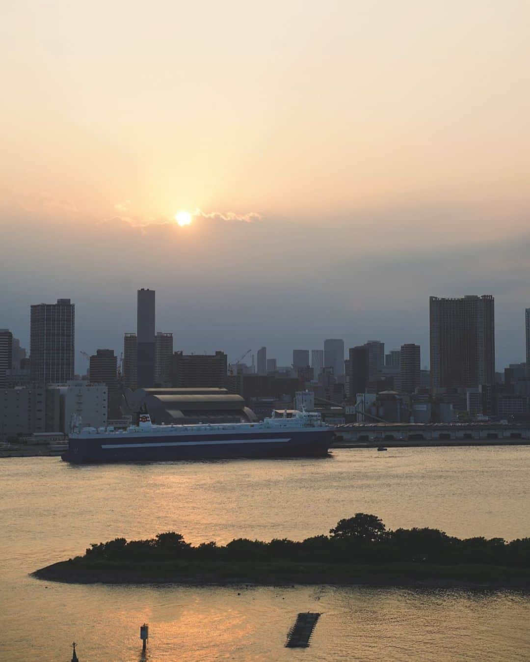 Hilton Tokyo Odaiba ヒルトン東京お台場さんのインスタグラム写真 - (Hilton Tokyo Odaiba ヒルトン東京お台場Instagram)「幻想的な夕日を独り占め 🌅✨  ヒルトン東京お台場の全客室にはバルコニーが設けられており、オレンジ色に輝く夕景をお楽しみいただけます。  夕日に照らされた都会の景色に心癒される、ノスタルジックな黄昏時をご堪能ください。  Indulge in the Enchanting Solitude of a Dreamy Sunset 🌇  At Hilton Tokyo Odaiba, every guest room boasts a private balcony, offering you the perfect vantage point to bask in the resplendent orange hues of the evening sky.  Immerse yourself in the soothing embrace of the cityscape bathed in the sunset's golden glow, and savor the nostalgic beauty of twilight.  #ヒルトン東京お台場 #hiltontokyoodaiba」6月25日 17時00分 - hilton_tokyo_odaiba