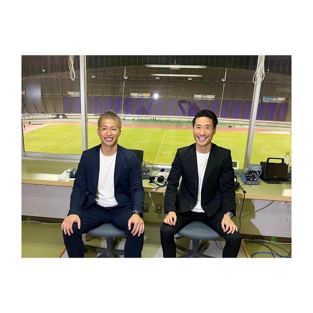 江本一真のインスタグラム：「サンフレッチェ広島vs横浜F•マリノス Jリーグ公式映像DAZNで実況を担当。 解説 森﨑浩司さん  ゲームが始まる前、広島の面々を乗せたバスの到着時間は異例の17:40。 (キックオフまで1時間20分) "ホテルでのミーティングが長くなった" そう聞き、サプライズの予感。 蓋を開けてみれば、的中。 トルコキャンプで試していた4141でゲームに入る。 3トップに対しての対応と現状のメンバーを考慮してのチョイス。 守備バランスをより意識した戦い。  対するディフェンディングチャンピオンはすぐさまアジャスト。 アンカー脇を突く形でチャンス演出。 リーグ屈指の快速ブラジリアンアタッカー、エウベルのゴールで先制。  後半に入り、ゲームはよりオープンな展開に。 完全なるインファイトのマッチアップ🥊 失点覚悟で攻撃的なスタンスを貫く両クラブ。 色んな考え方があるのは大前提に、僕は広島とマリノスの信念が大好きです。 エキサイティングでヒリヒリする展開。 そんなJリーグを1試合でも多く見たい。  見るモノ虜にするトリコロール、圧巻の5連勝達成🔴⚪️🔵 また王者の試合を実況できるよう精進します。  #Jリーグ #DAZN #サンフレッチェ広島 #横浜Fマリノス #実況 #江本一真 #jleague  #sanfrecce  #fmarinos」